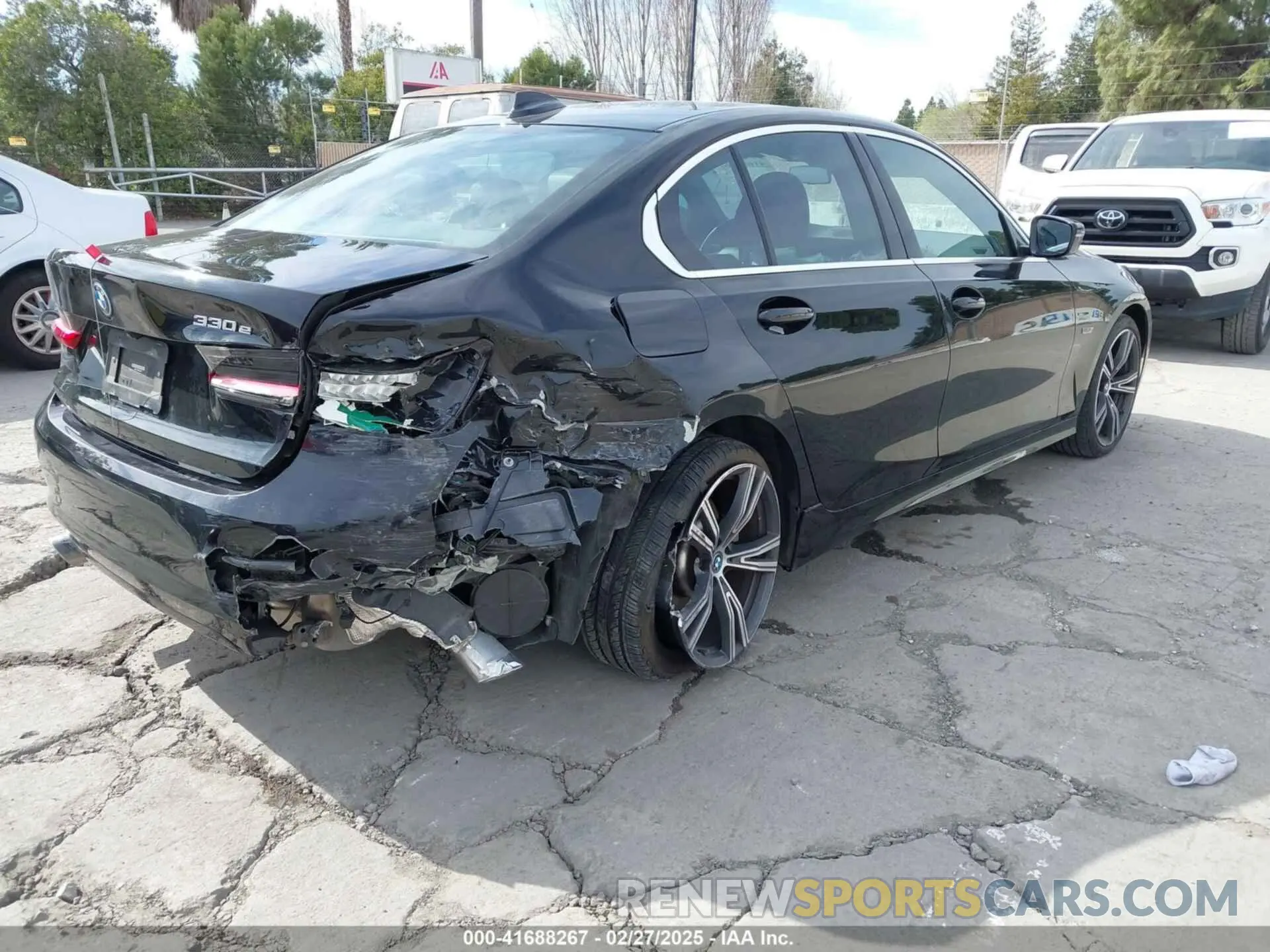 4 Photograph of a damaged car 3MW5P7J06N8C50460 BMW 3 SERIES 2022