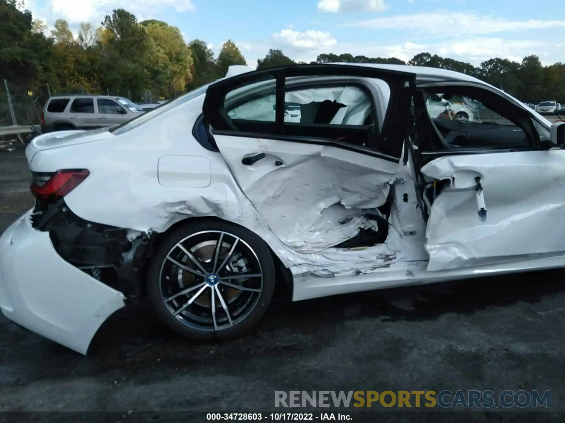 6 Photograph of a damaged car 3MW5P7J09N8C62098 BMW 3 SERIES 2022