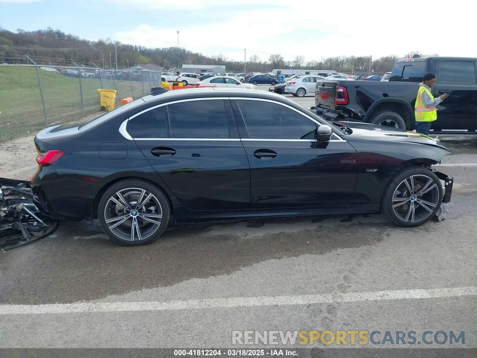 14 Photograph of a damaged car 3MW5P9J05N8C61364 BMW 3 SERIES 2022