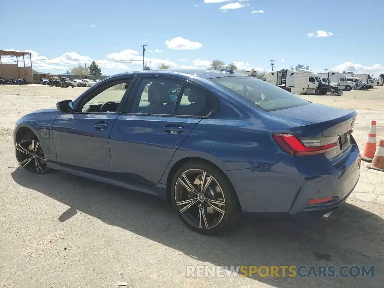 2 Photograph of a damaged car 3MW39FF0XP8D03121 BMW 3 SERIES 2023