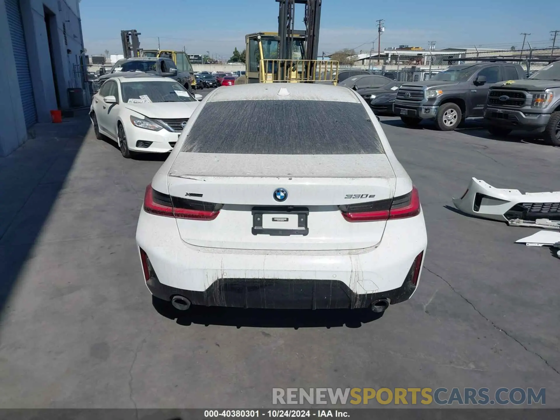 17 Photograph of a damaged car 3MW39FS0XP8D08065 BMW 3 SERIES 2023