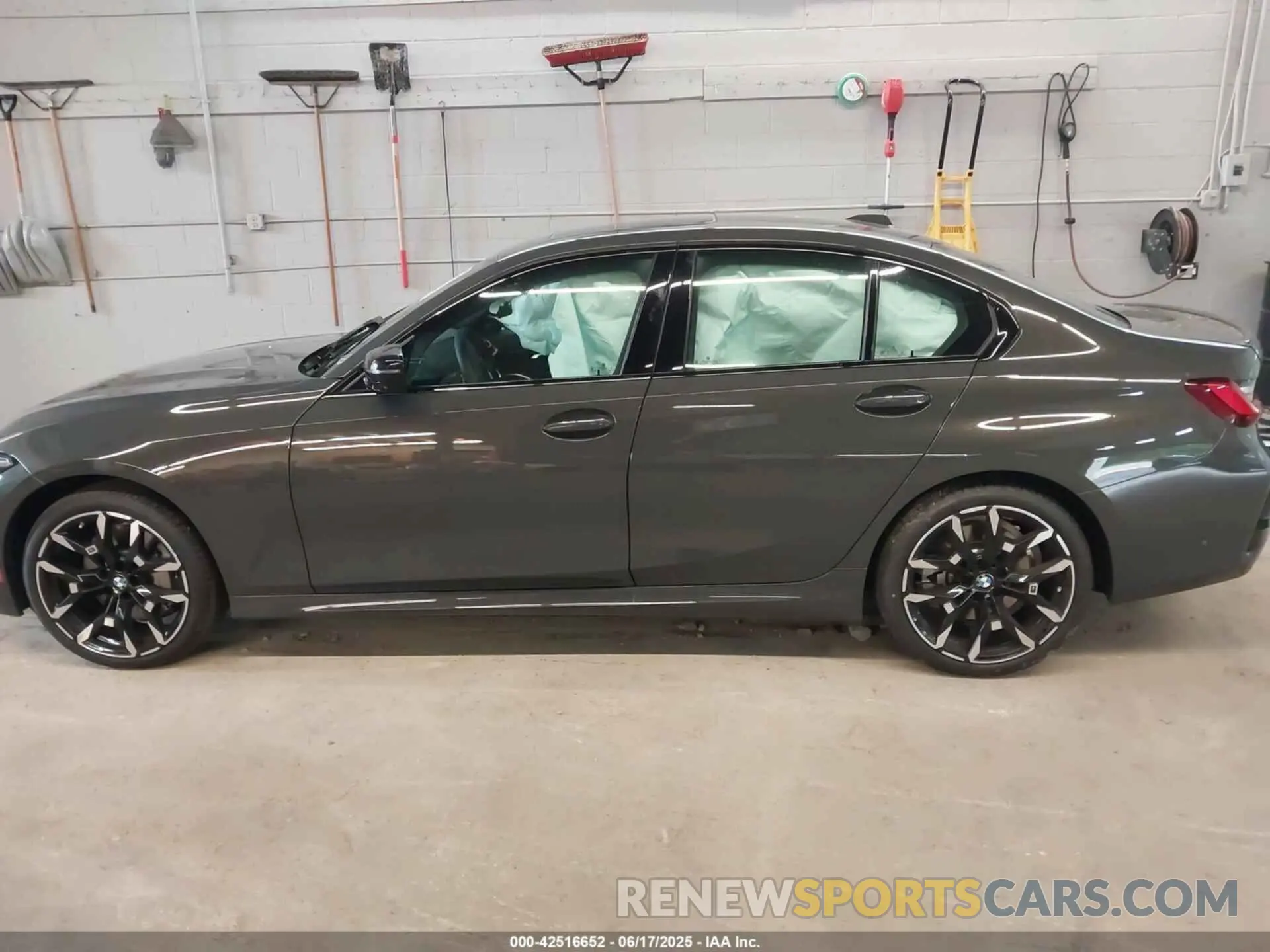 14 Photograph of a damaged car 3MW89CW08S8F31843 BMW 3 SERIES 2025