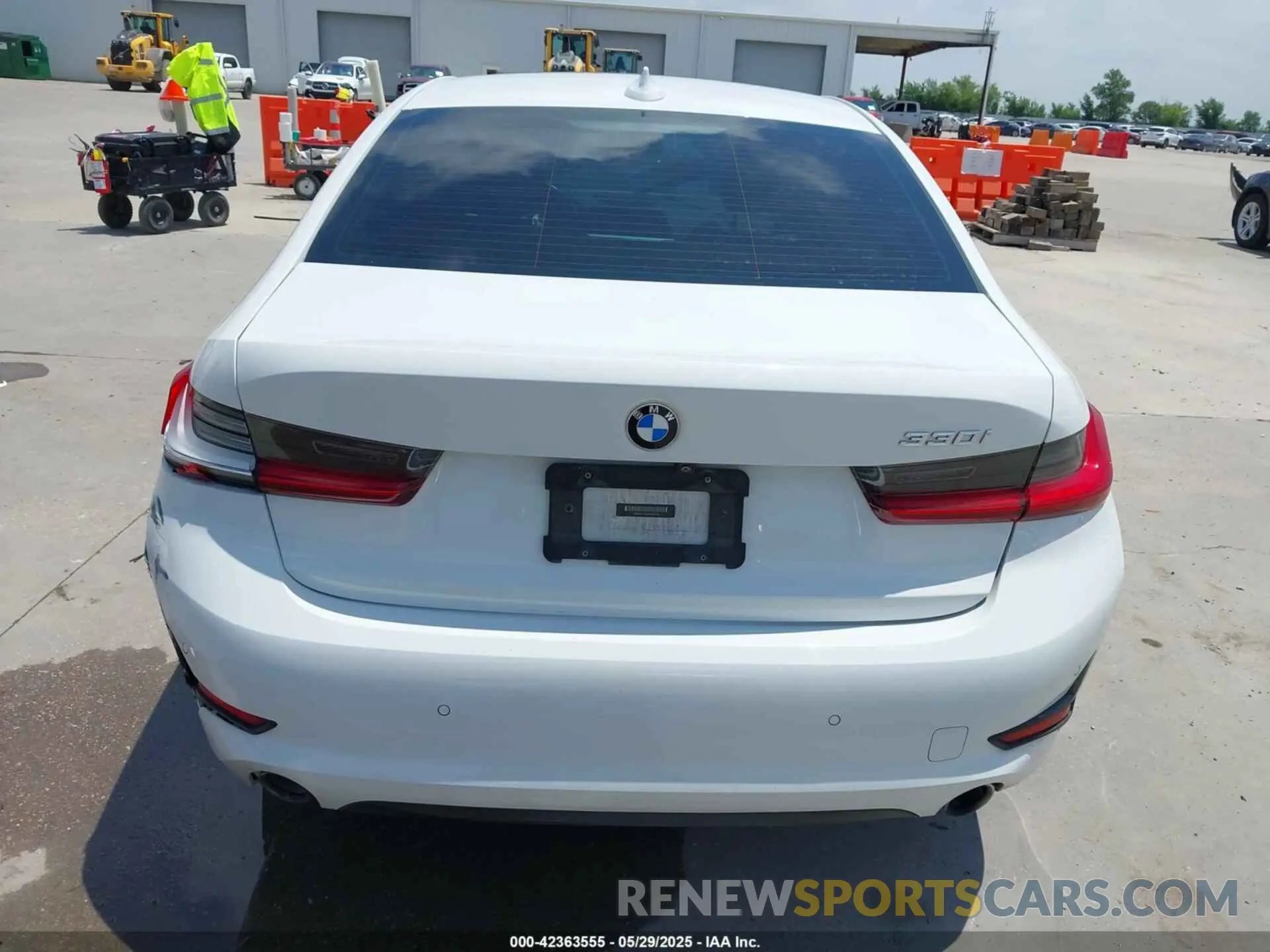 17 Photograph of a damaged car 3MW5R1J56K8A03776 BMW 330I 2019