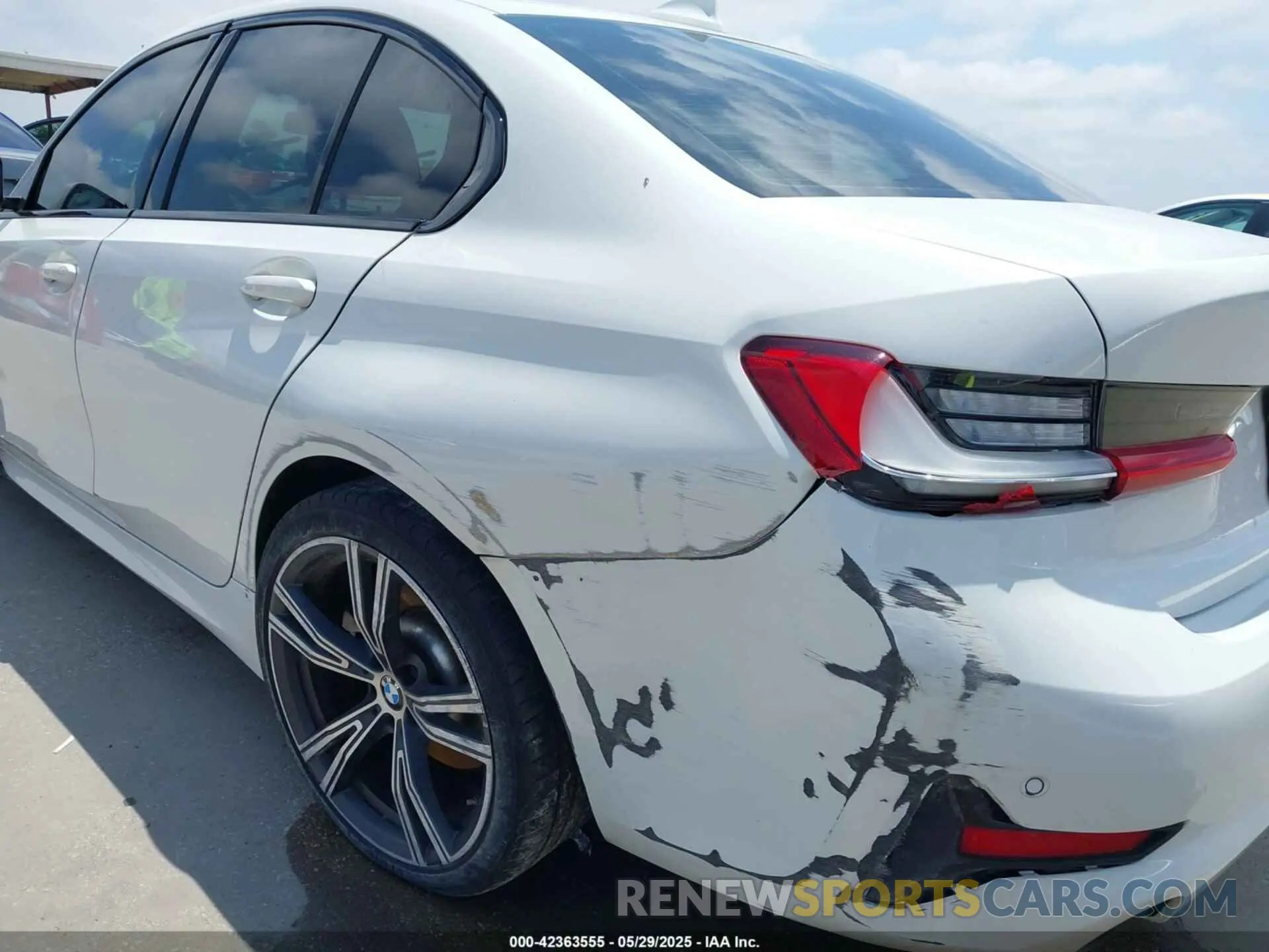 19 Photograph of a damaged car 3MW5R1J56K8A03776 BMW 330I 2019