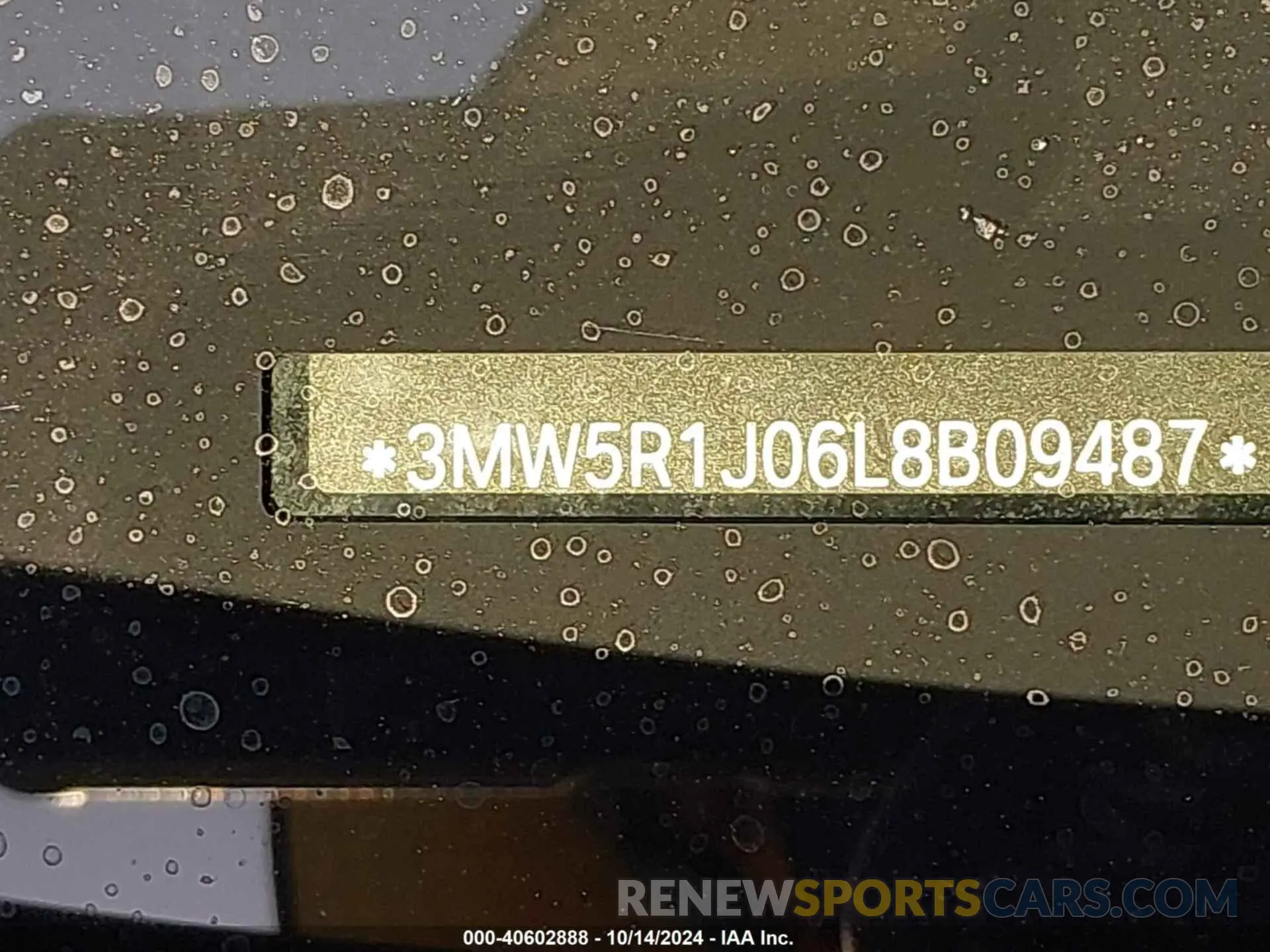 18 Photograph of a damaged car 3MW5R1J06L8B09487 BMW 330I 2020