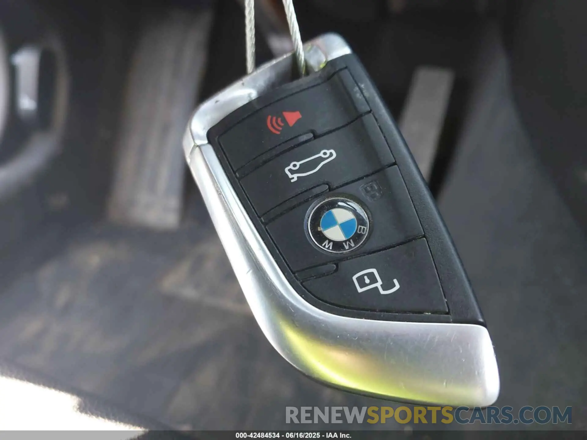11 Photograph of a damaged car 3MW5R7J01L8B09898 BMW 330I 2020