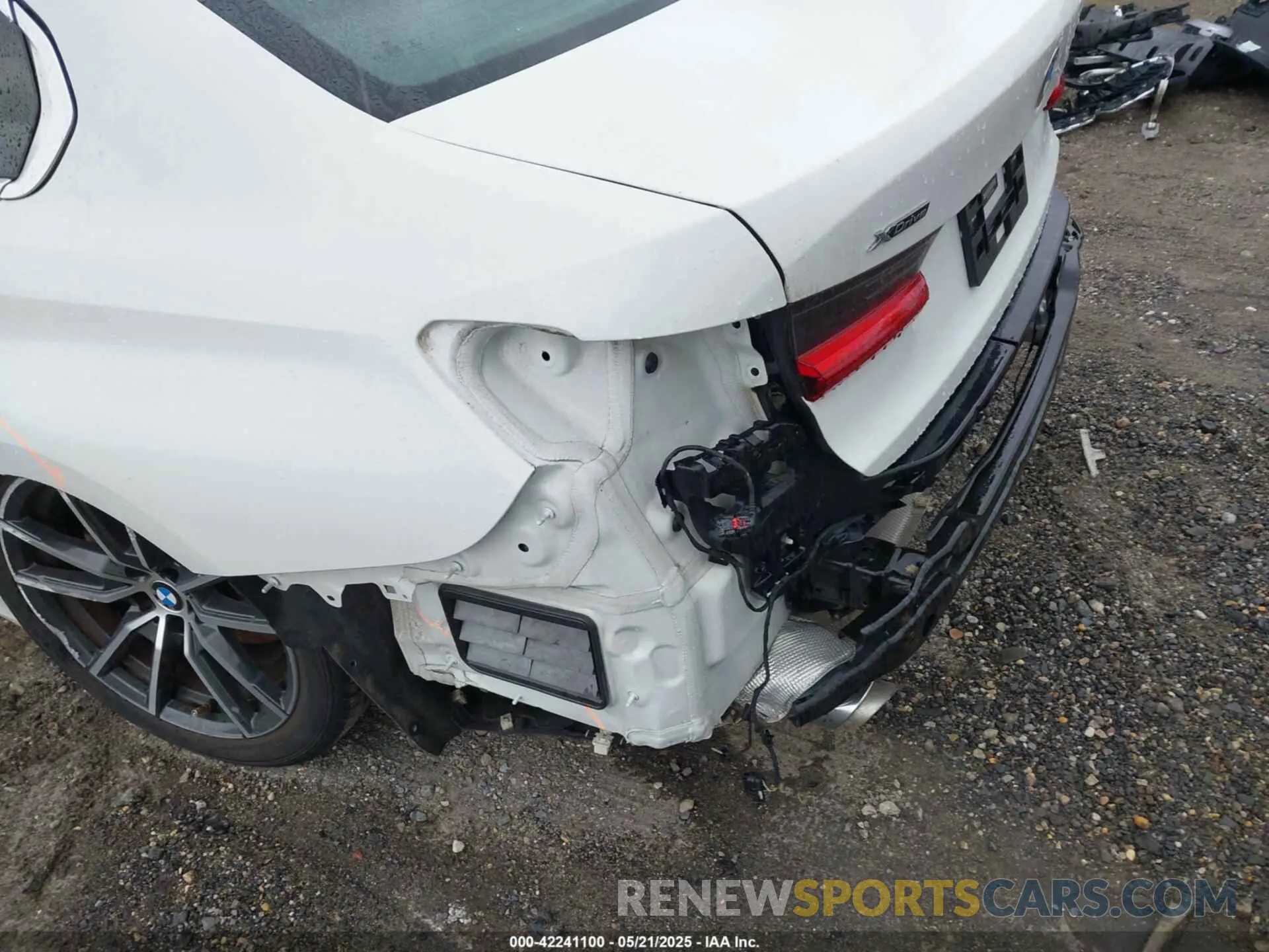 19 Photograph of a damaged car 3MW5R7J06L8B08925 BMW 330I 2020
