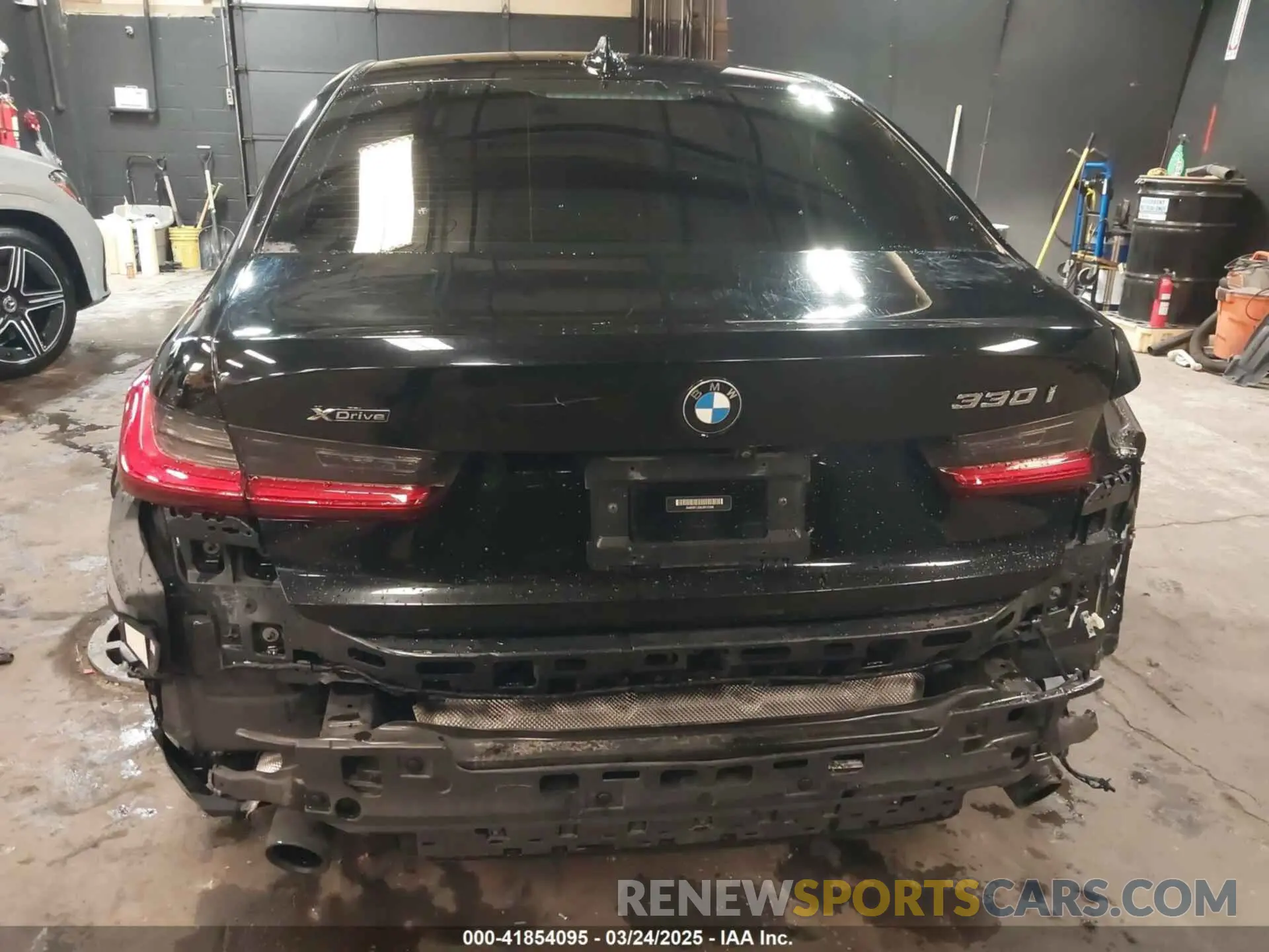 17 Photograph of a damaged car 3MW5R7J08L8B10398 BMW 330I 2020