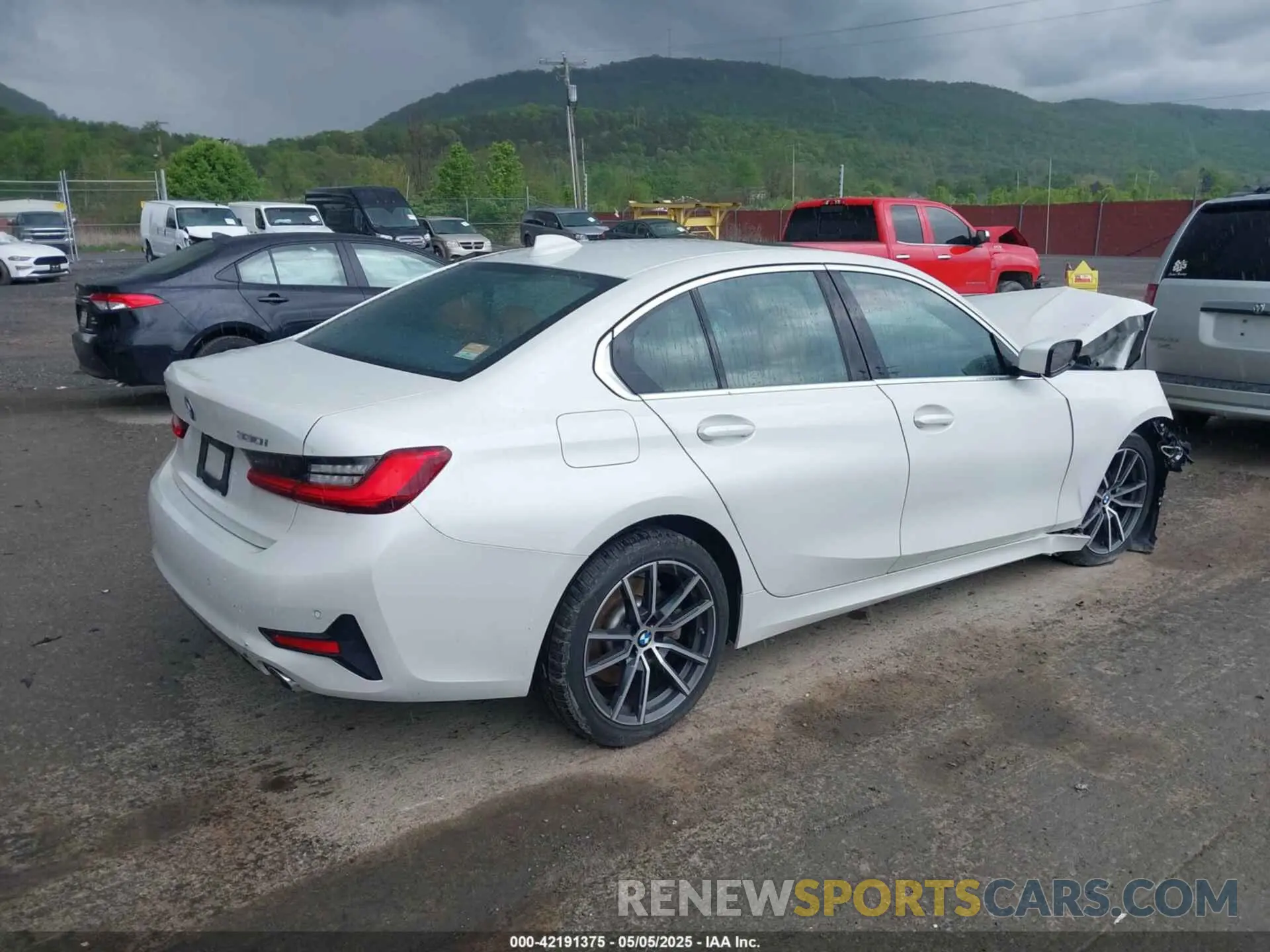 4 Photograph of a damaged car 3MW5R7J09L8B30823 BMW 330I 2020