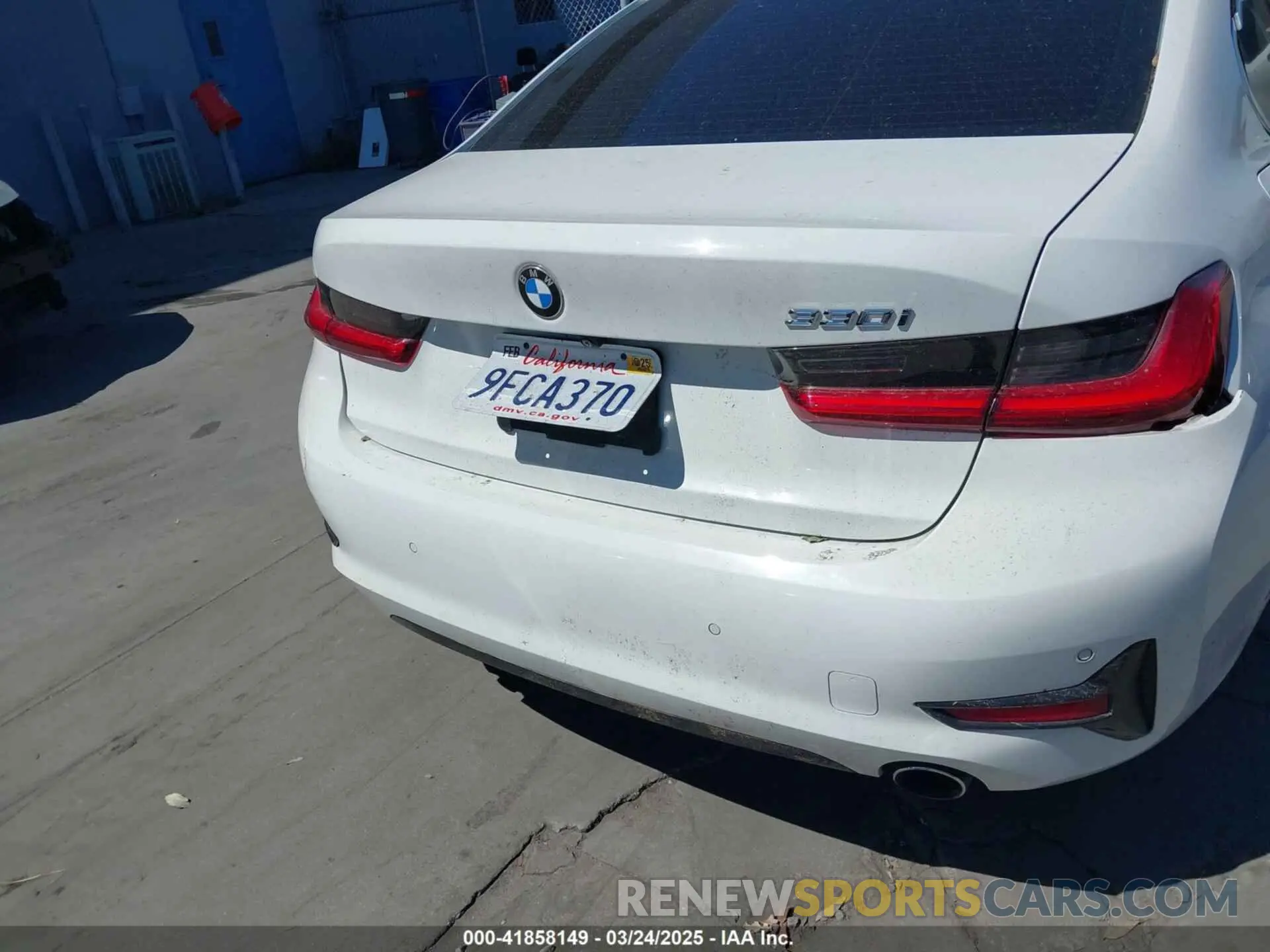 17 Photograph of a damaged car 3MW5R1J01M8B82073 BMW 330I 2021