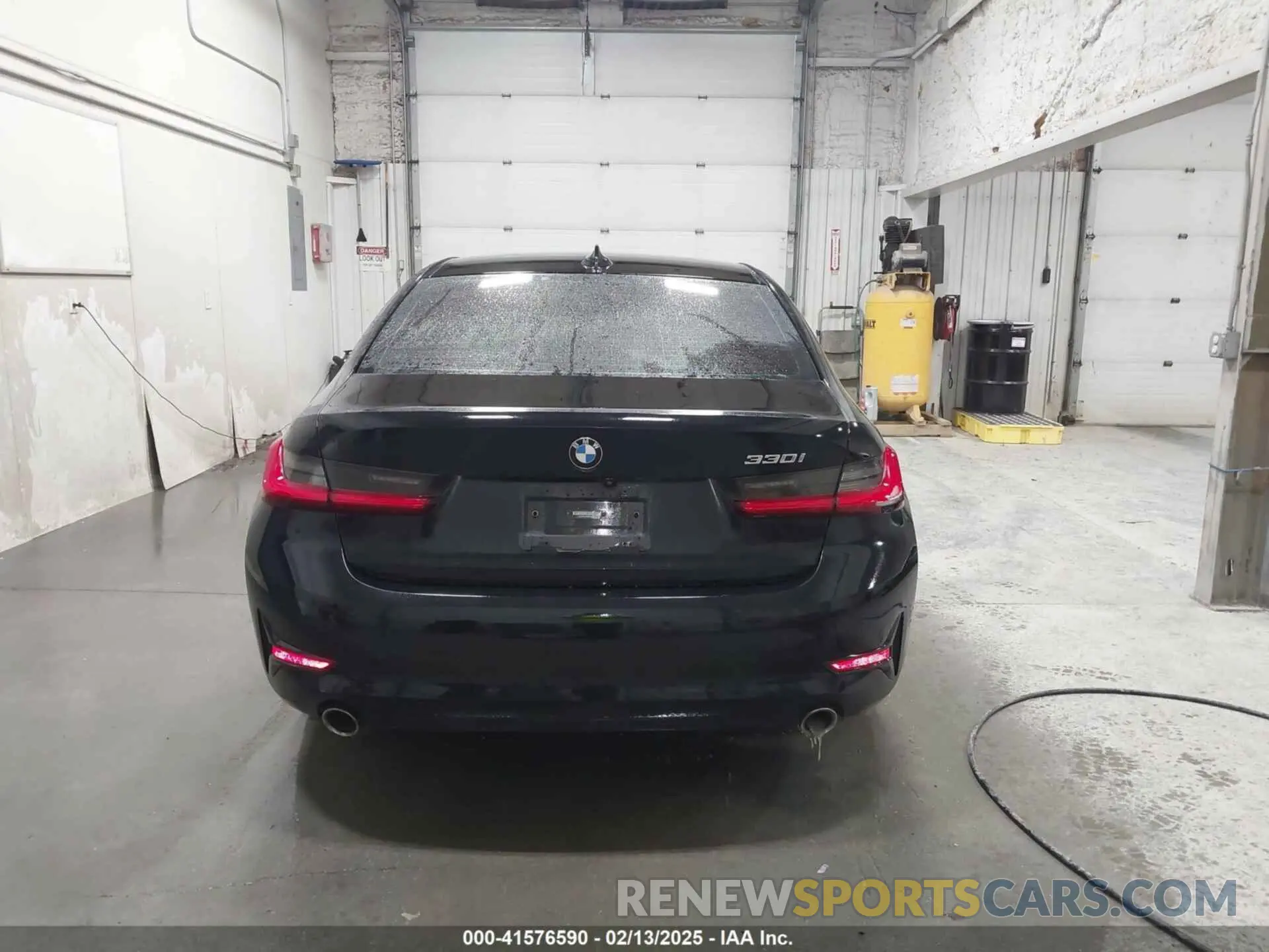 15 Photograph of a damaged car 3MW5R1J04M8B69186 BMW 330I 2021
