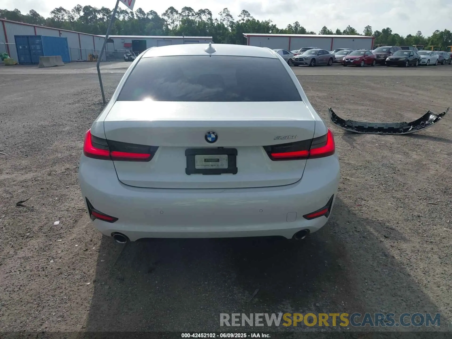 17 Photograph of a damaged car 3MW5R1J06M8B53040 BMW 330I 2021