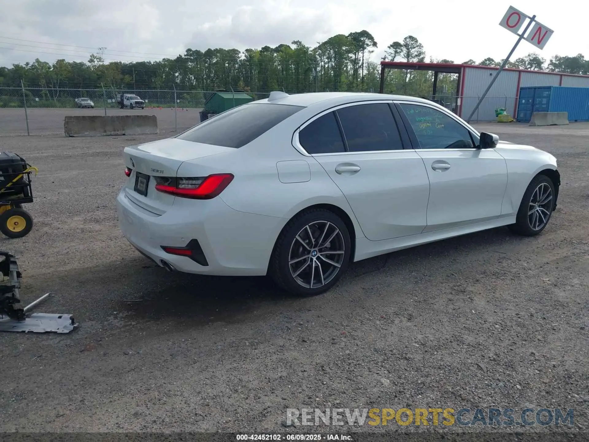 4 Photograph of a damaged car 3MW5R1J06M8B53040 BMW 330I 2021