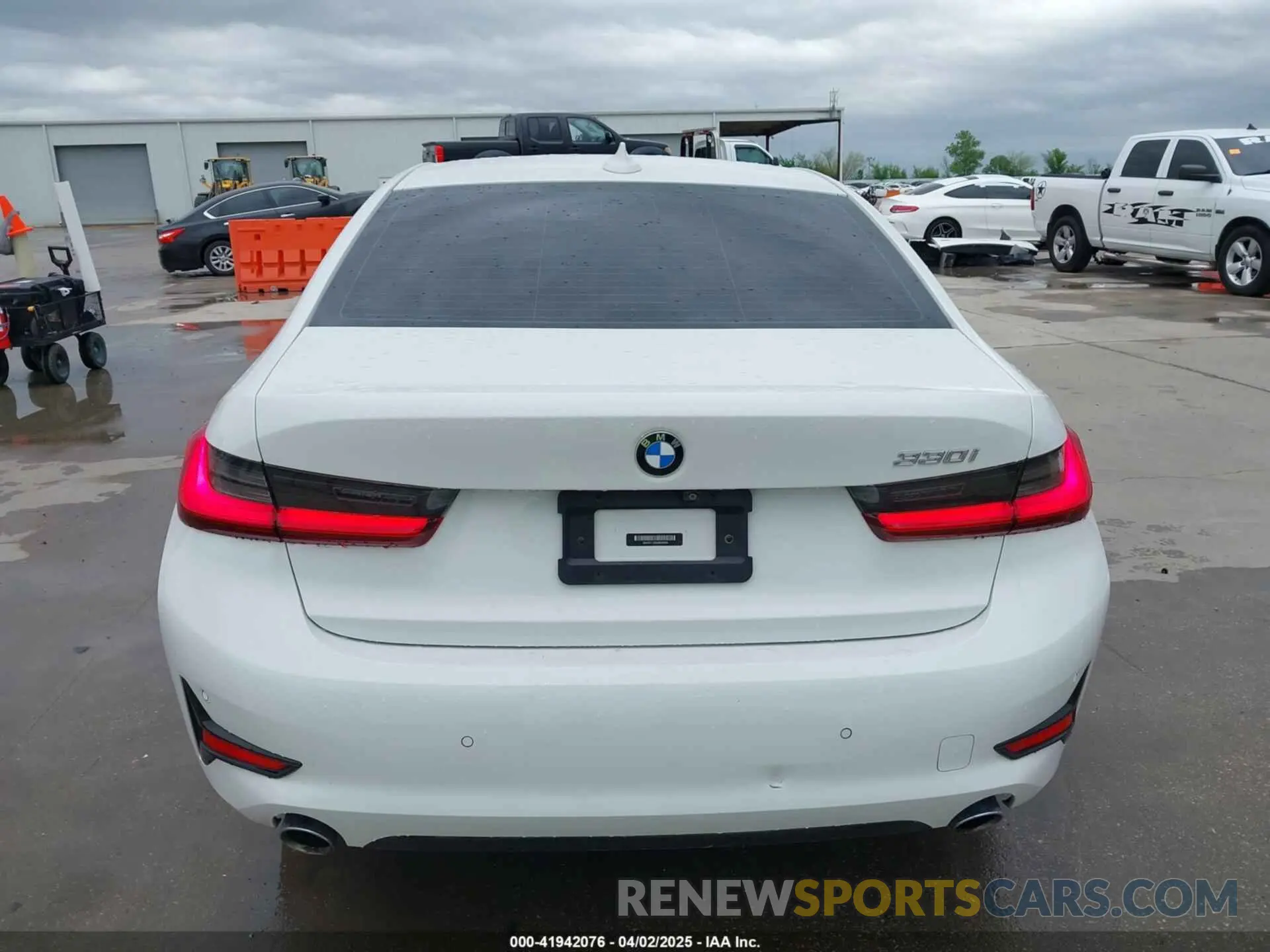 17 Photograph of a damaged car 3MW5R1J06M8B90668 BMW 330I 2021