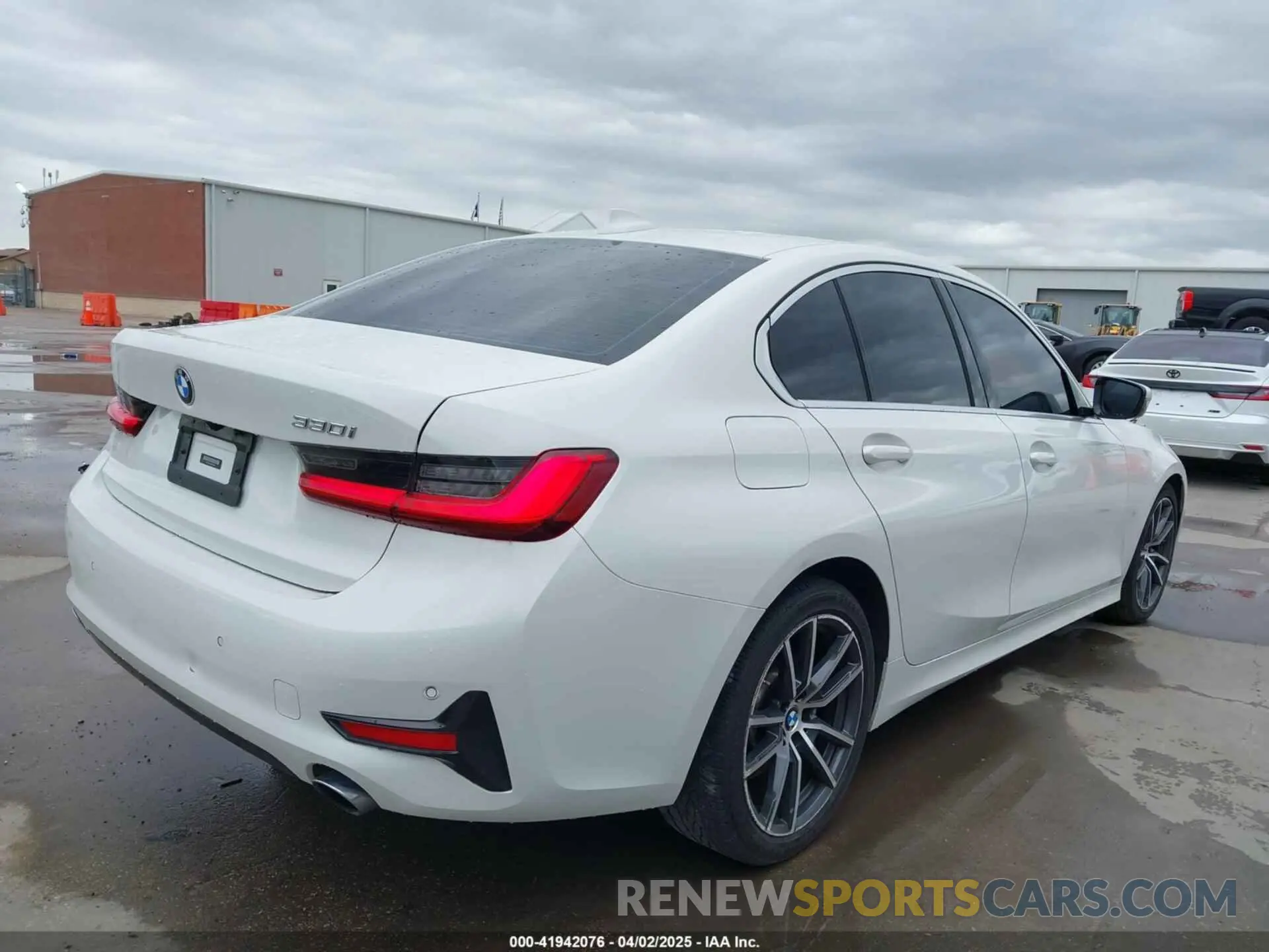 4 Photograph of a damaged car 3MW5R1J06M8B90668 BMW 330I 2021