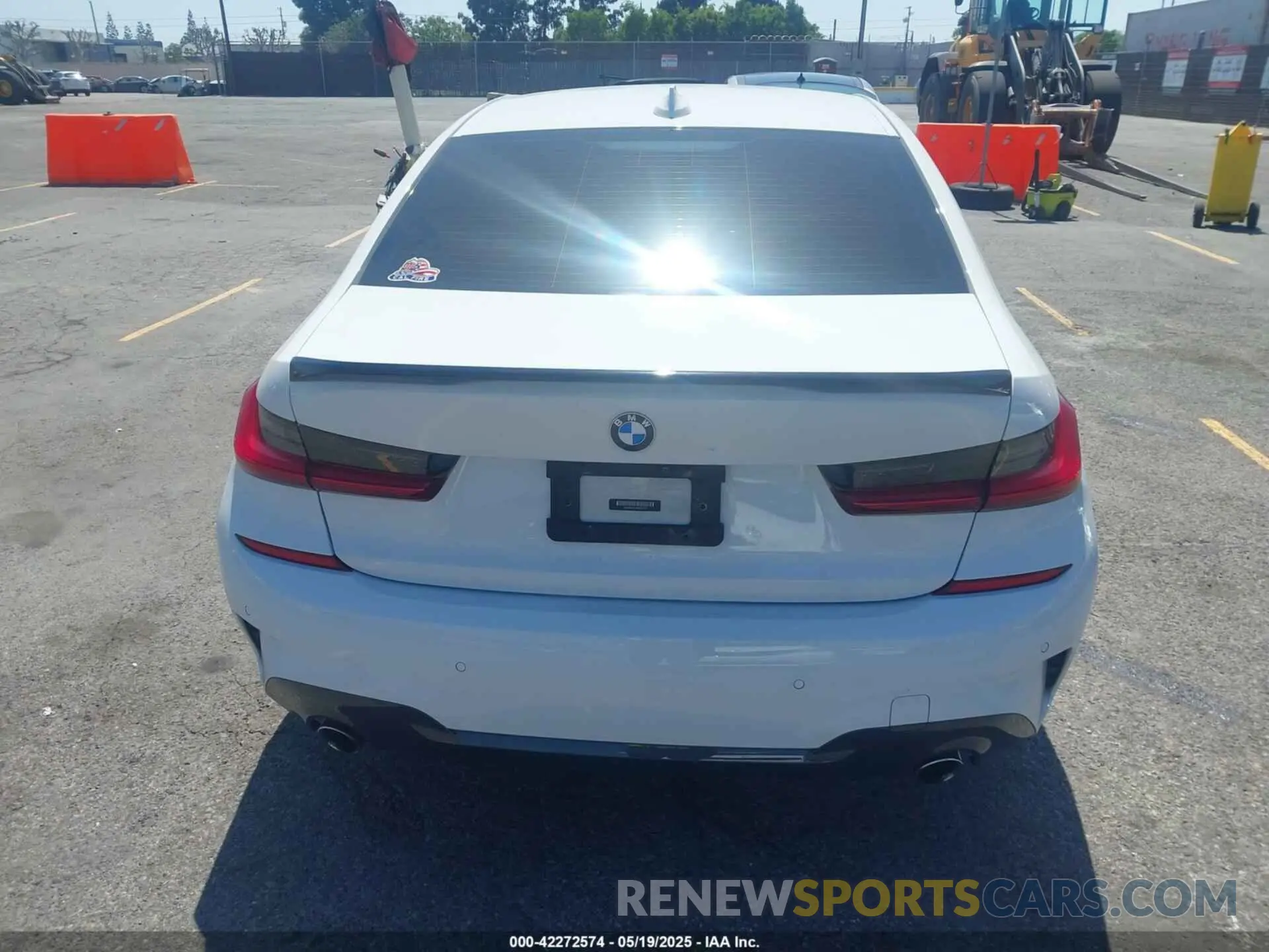 16 Photograph of a damaged car 3MW5R1J07M8C10703 BMW 330I 2021