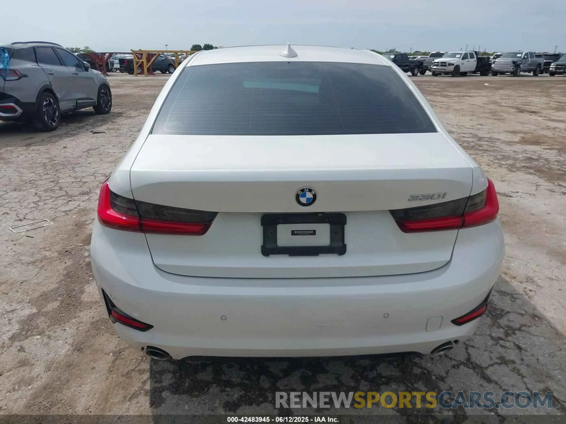 16 Photograph of a damaged car 3MW5R1J09M8C08399 BMW 330I 2021