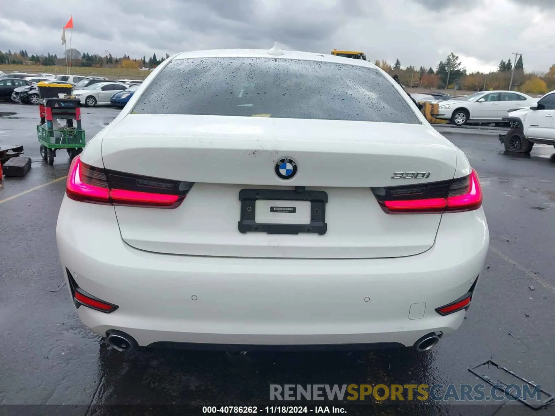 17 Photograph of a damaged car 3MW5R1J09M8C08421 BMW 330I 2021