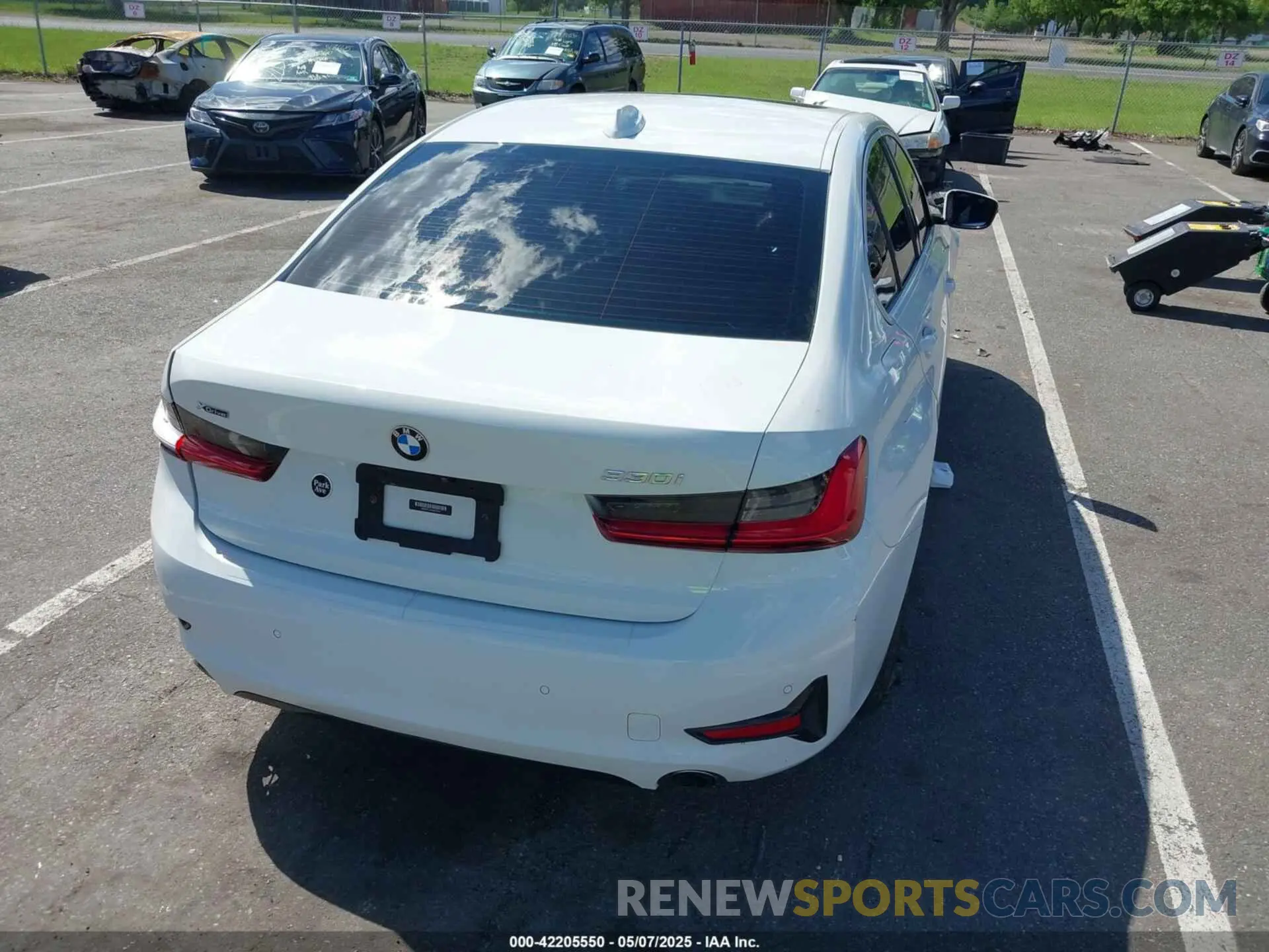4 Photograph of a damaged car 3MW5R7J02M8B52034 BMW 330I 2021