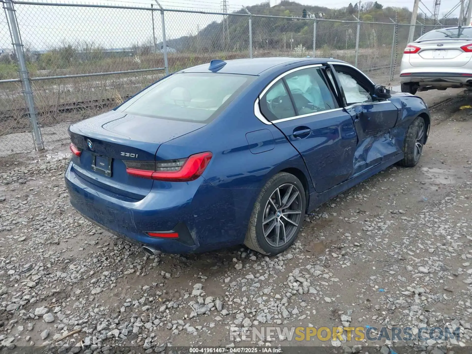 4 Photograph of a damaged car 3MW5R7J02M8C03547 BMW 330I 2021