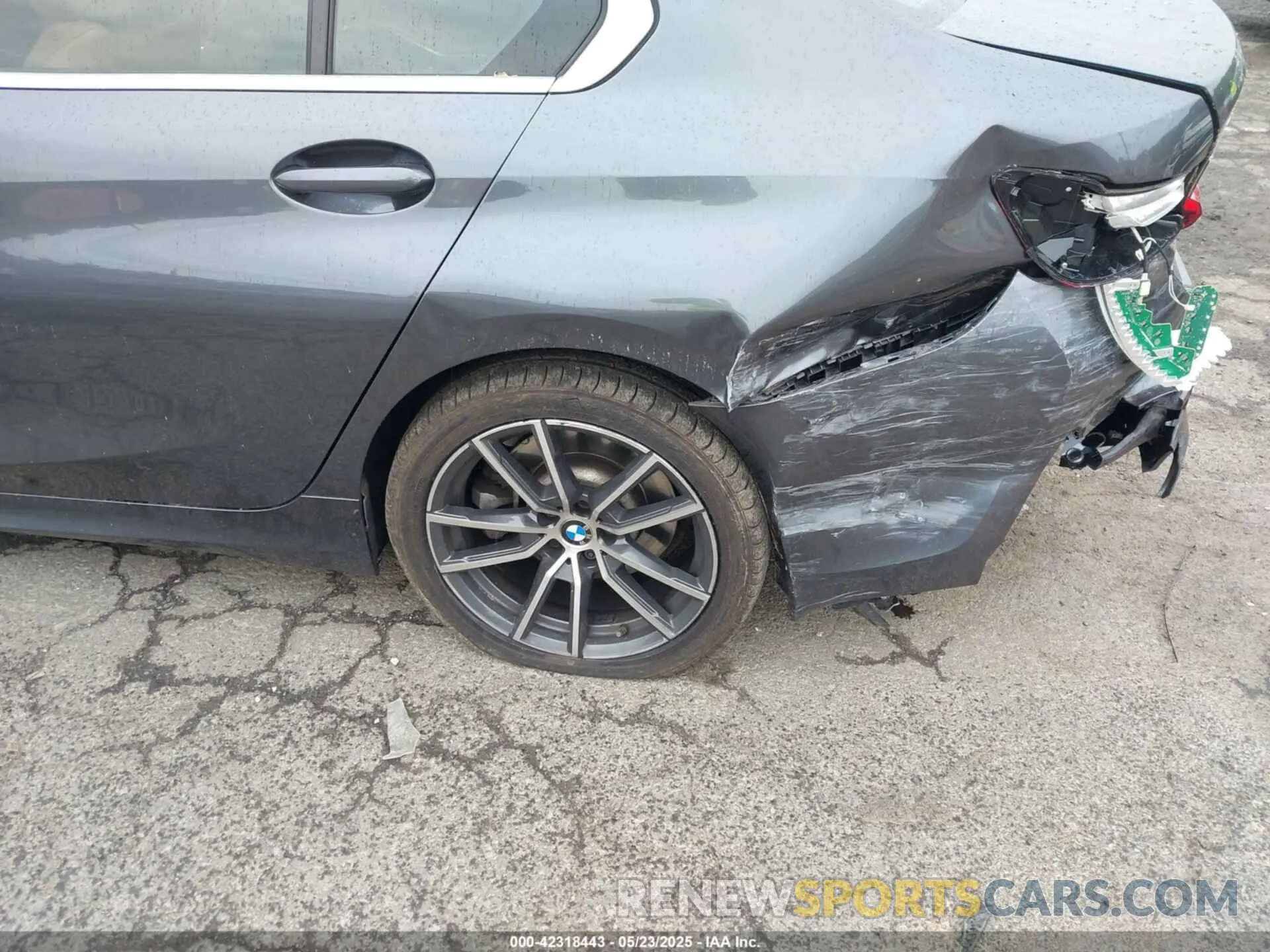 17 Photograph of a damaged car 3MW5R7J07M8B65104 BMW 330I 2021