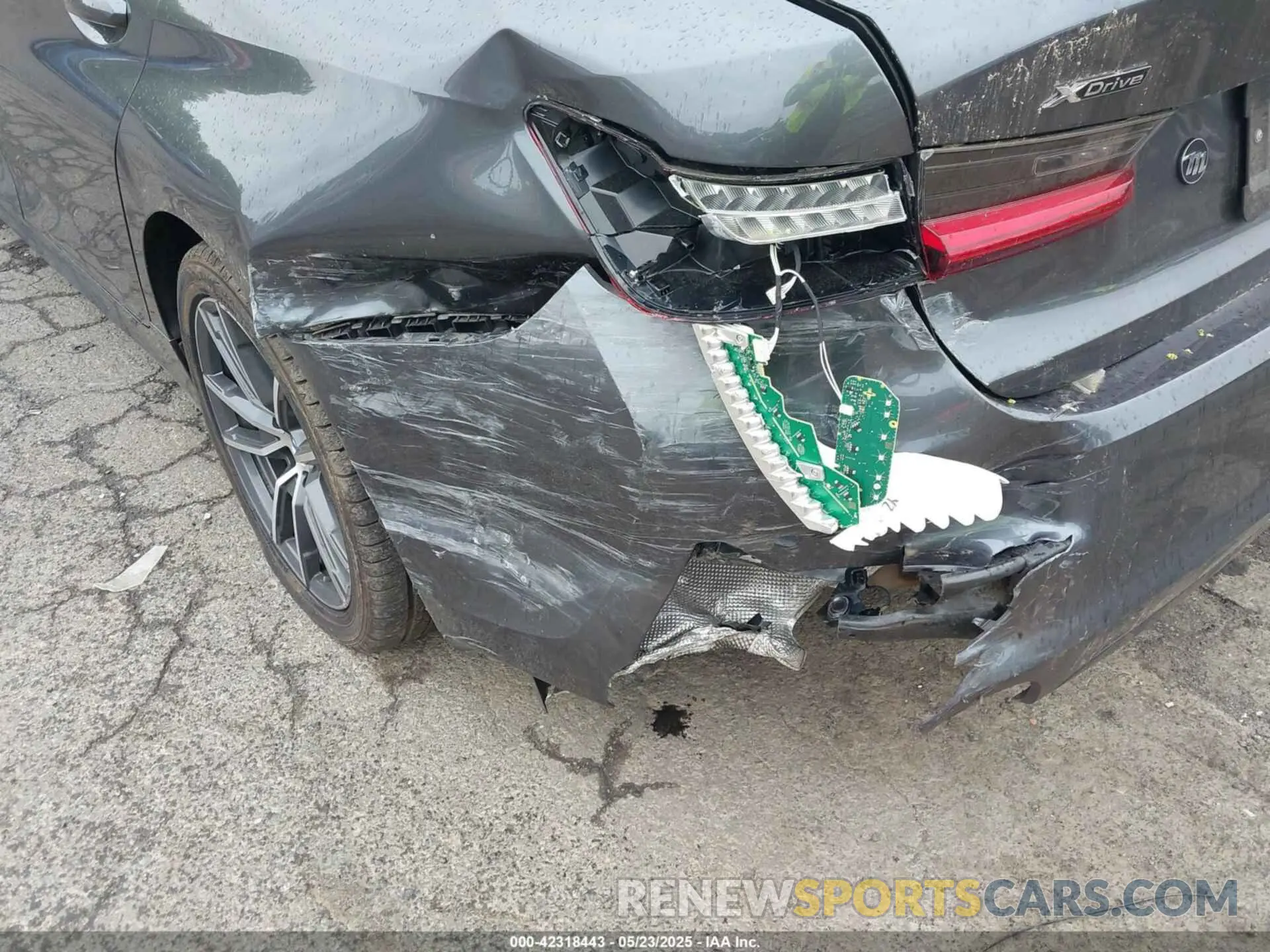 6 Photograph of a damaged car 3MW5R7J07M8B65104 BMW 330I 2021