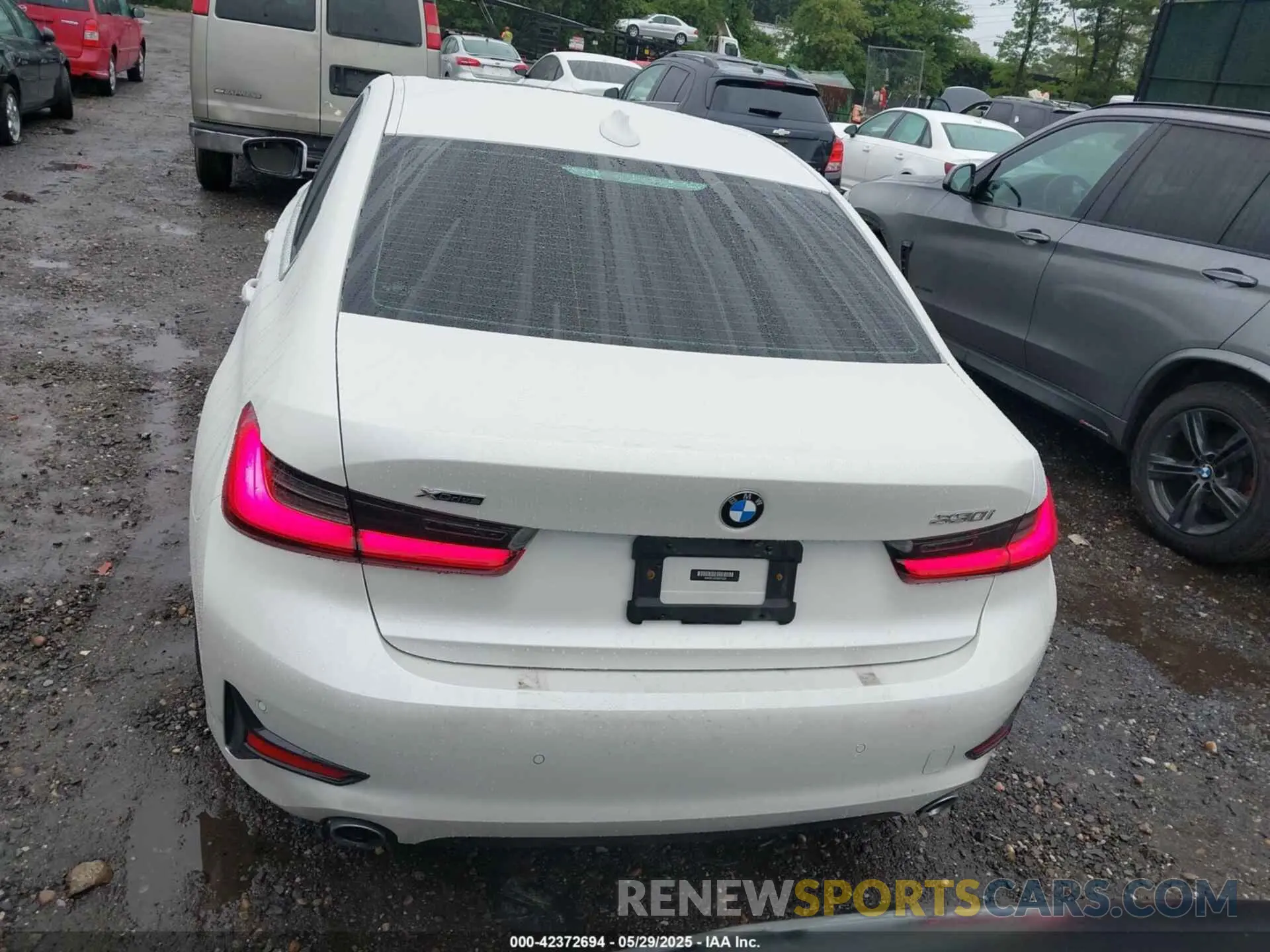 16 Photograph of a damaged car 3MW5R7J07M8B73428 BMW 330I 2021