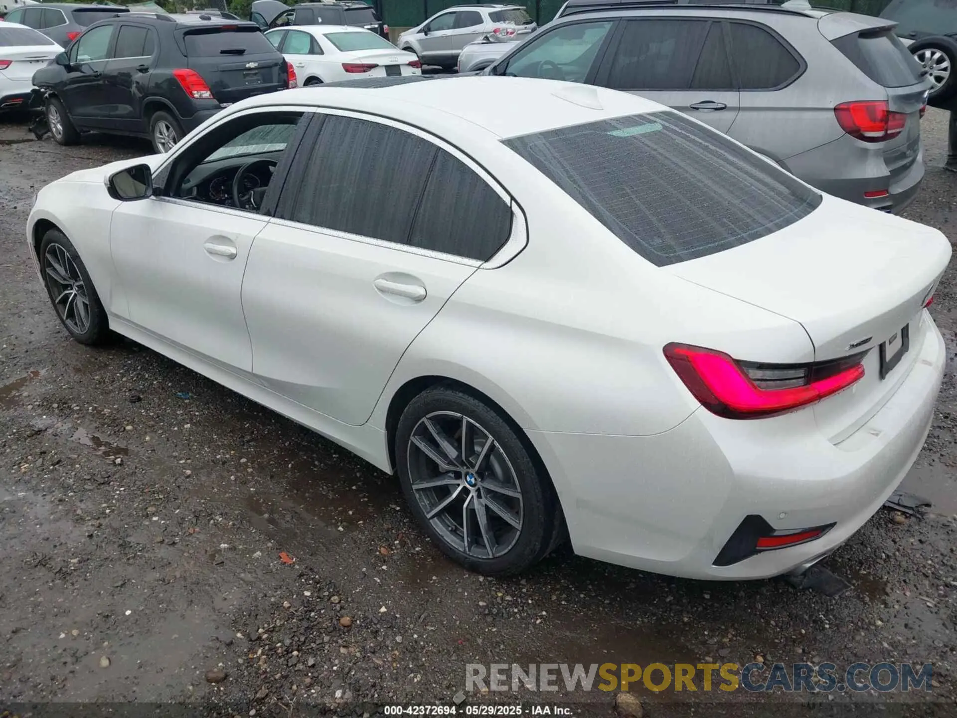 3 Photograph of a damaged car 3MW5R7J07M8B73428 BMW 330I 2021