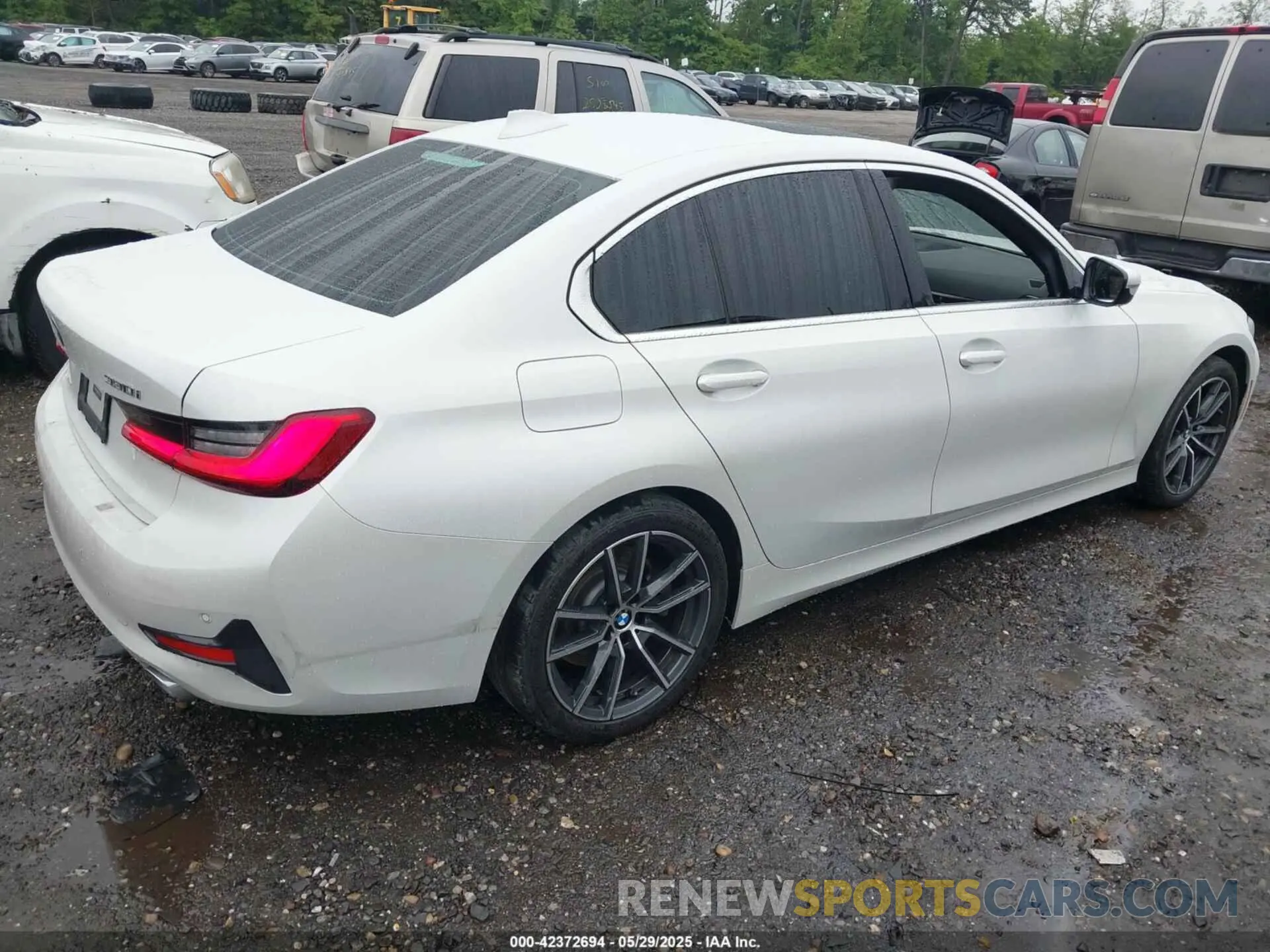 4 Photograph of a damaged car 3MW5R7J07M8B73428 BMW 330I 2021