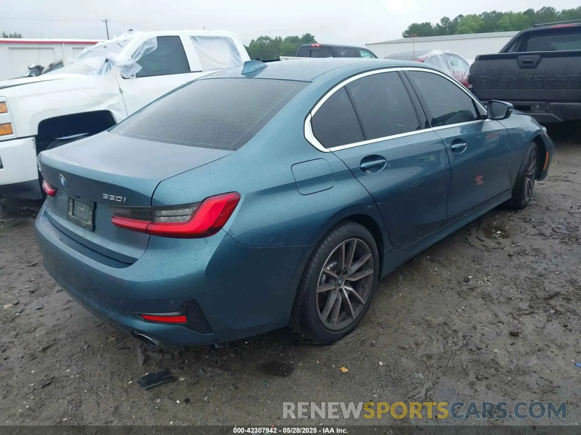 4 Photograph of a damaged car 3MW5R7J07M8C10347 BMW 330I 2021
