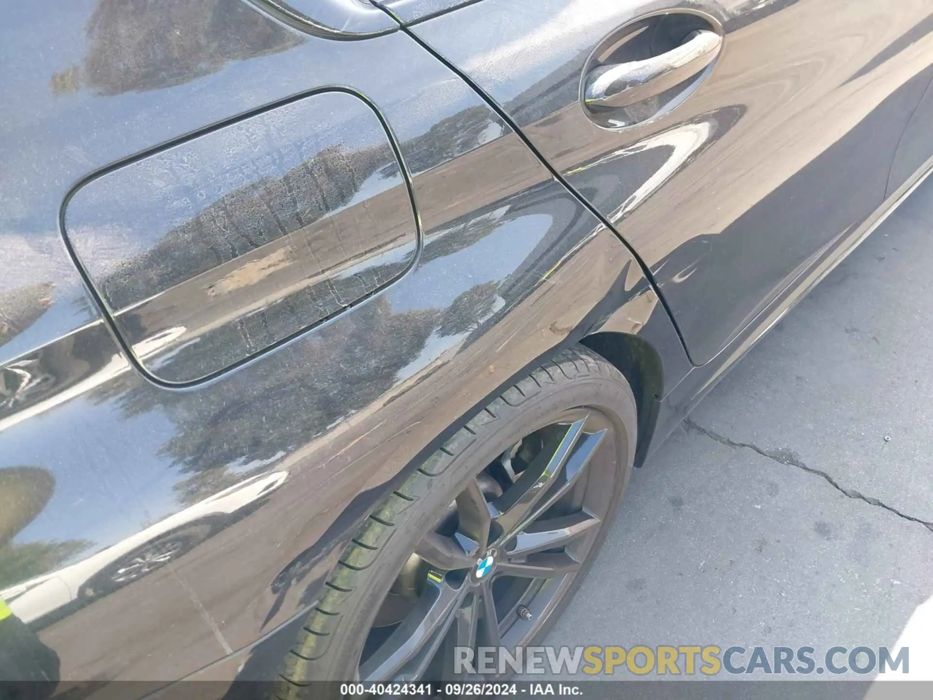 18 Photograph of a damaged car 3MW5R1J03N8C25507 BMW 330I 2022
