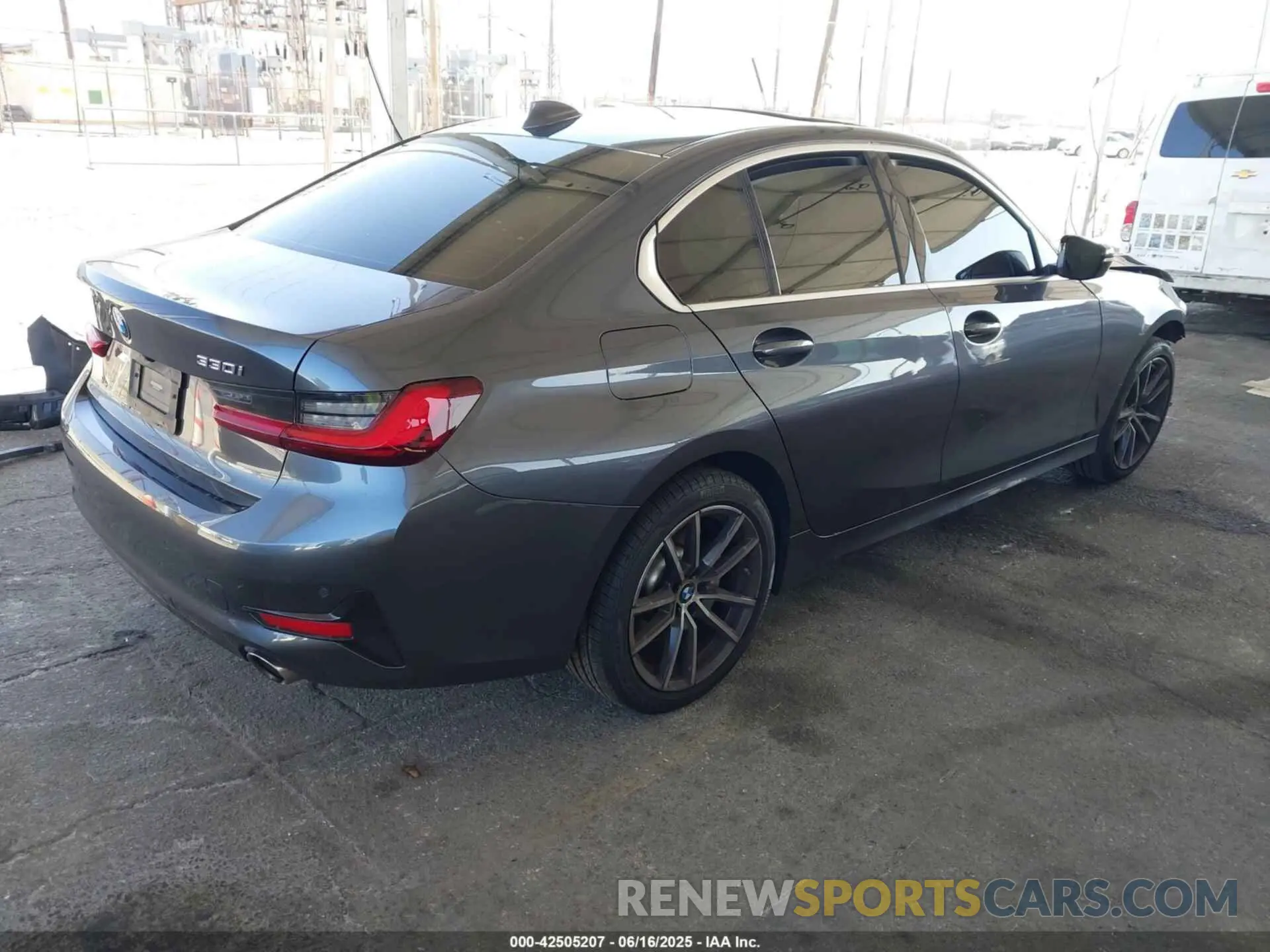 4 Photograph of a damaged car 3MW5R1J08N8C55960 BMW 330I 2022