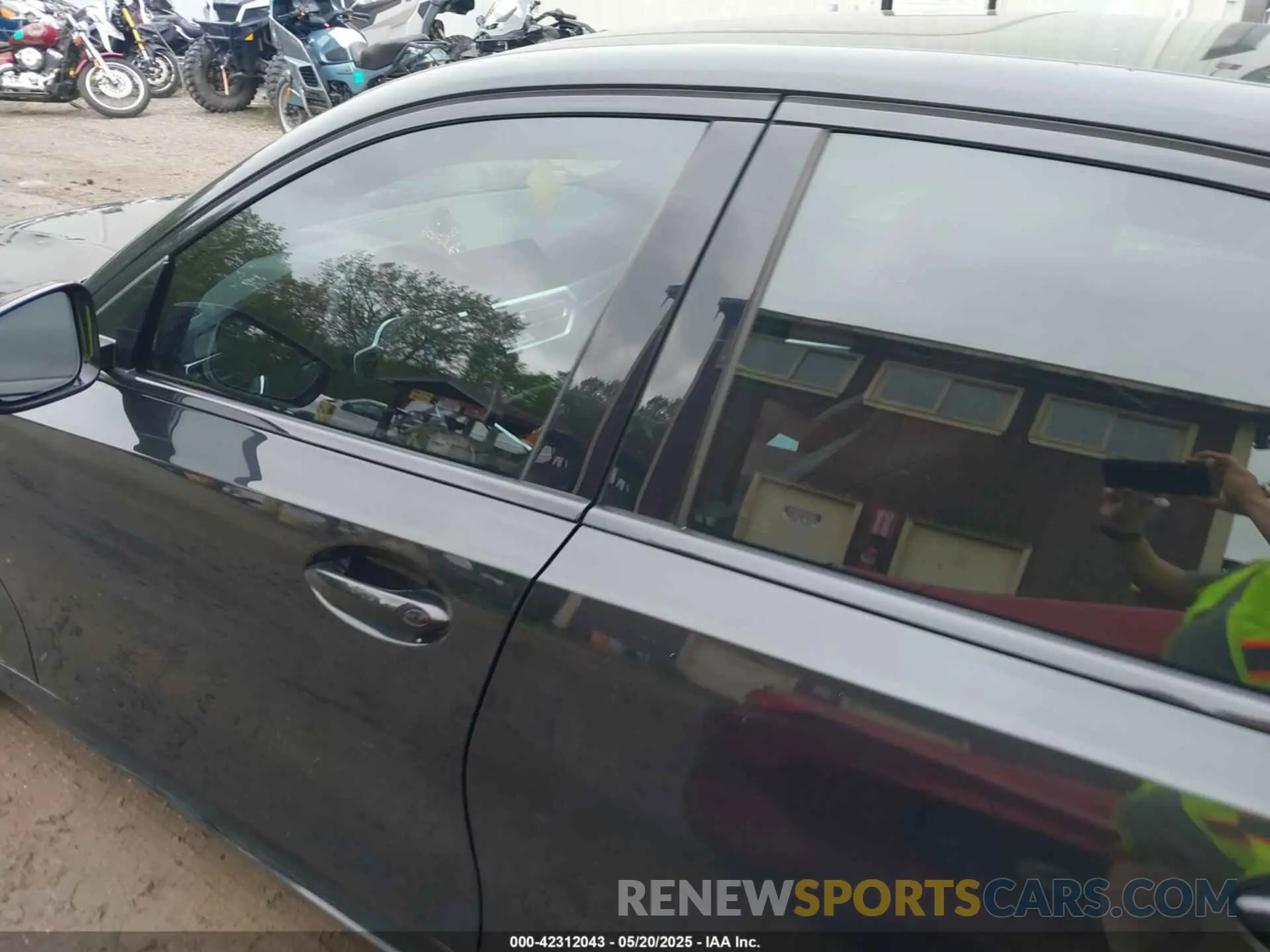 14 Photograph of a damaged car 3MW5R7J02N8C24917 BMW 330I 2022