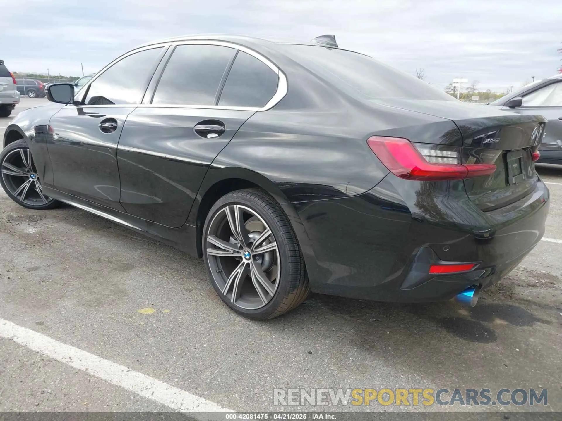 3 Photograph of a damaged car 3MW5R7J03N8C26594 BMW 330I 2022