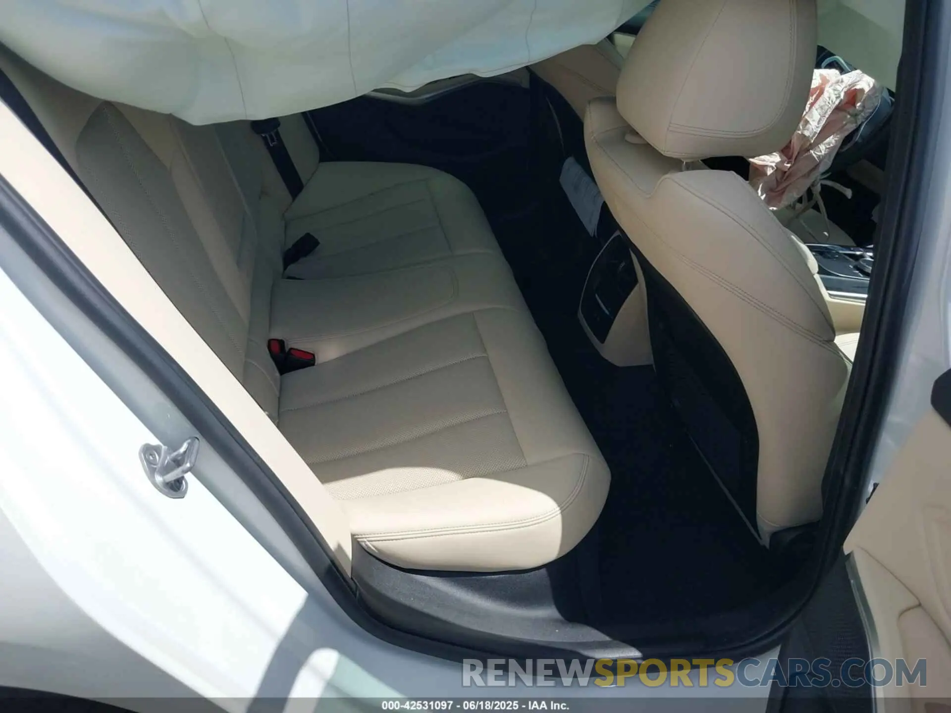 8 Photograph of a damaged car 3MW69FF03P8D11459 BMW 330I 2023