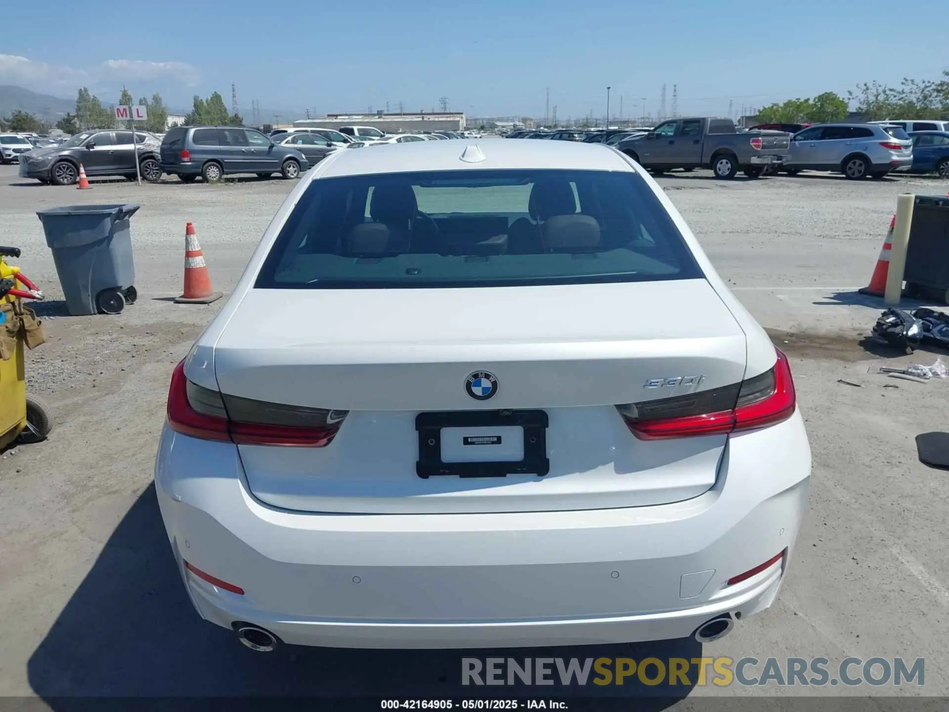 17 Photograph of a damaged car 3MW69FF07P8D18303 BMW 330I 2023