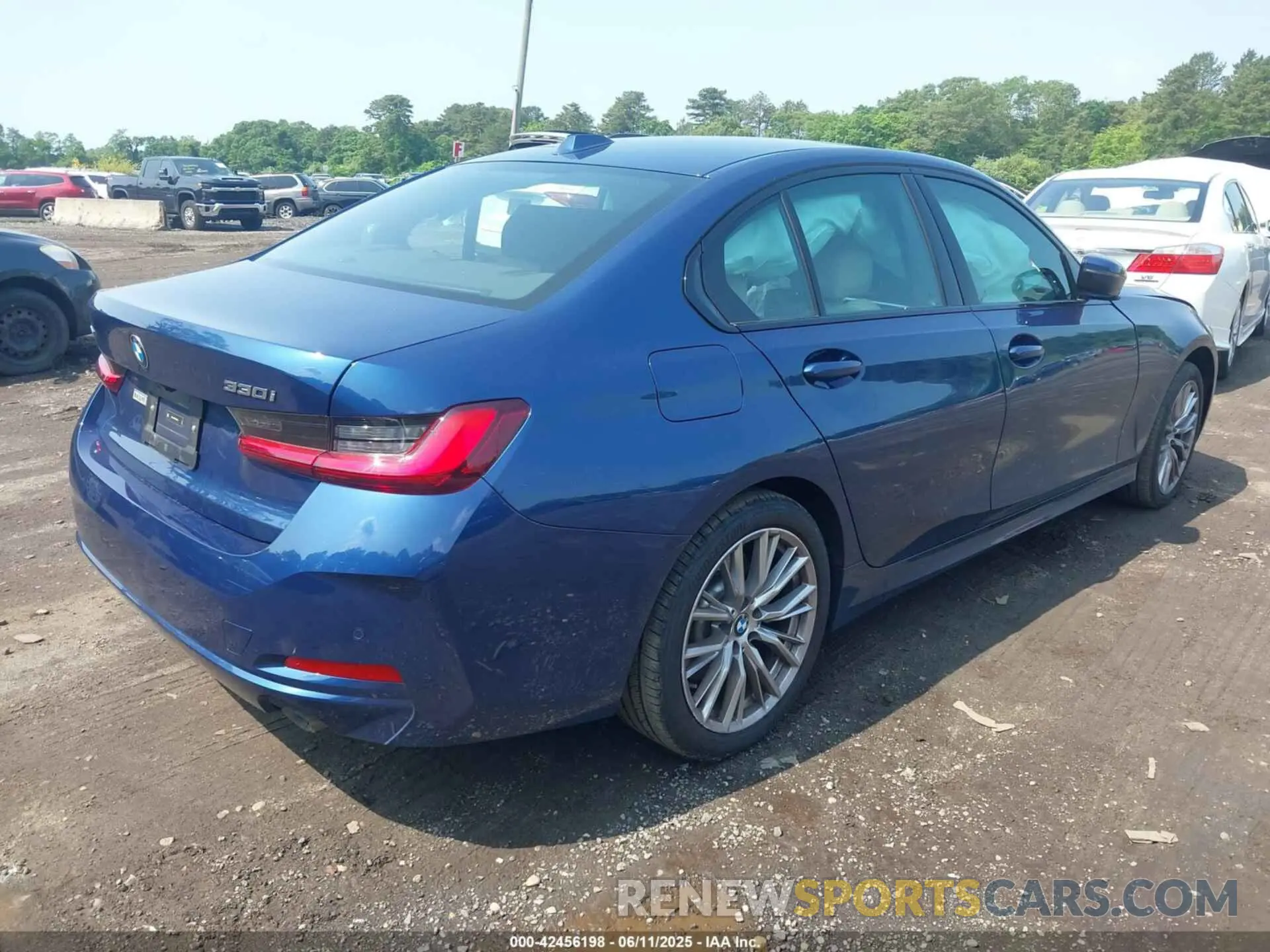 4 Photograph of a damaged car 3MW89FF06P8D68103 BMW 330I 2023