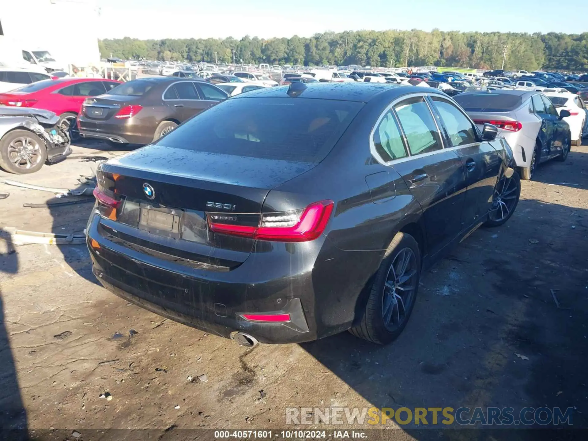 4 Photograph of a damaged car 3MW5R7J08N8C25621 BMW 330XI 2022