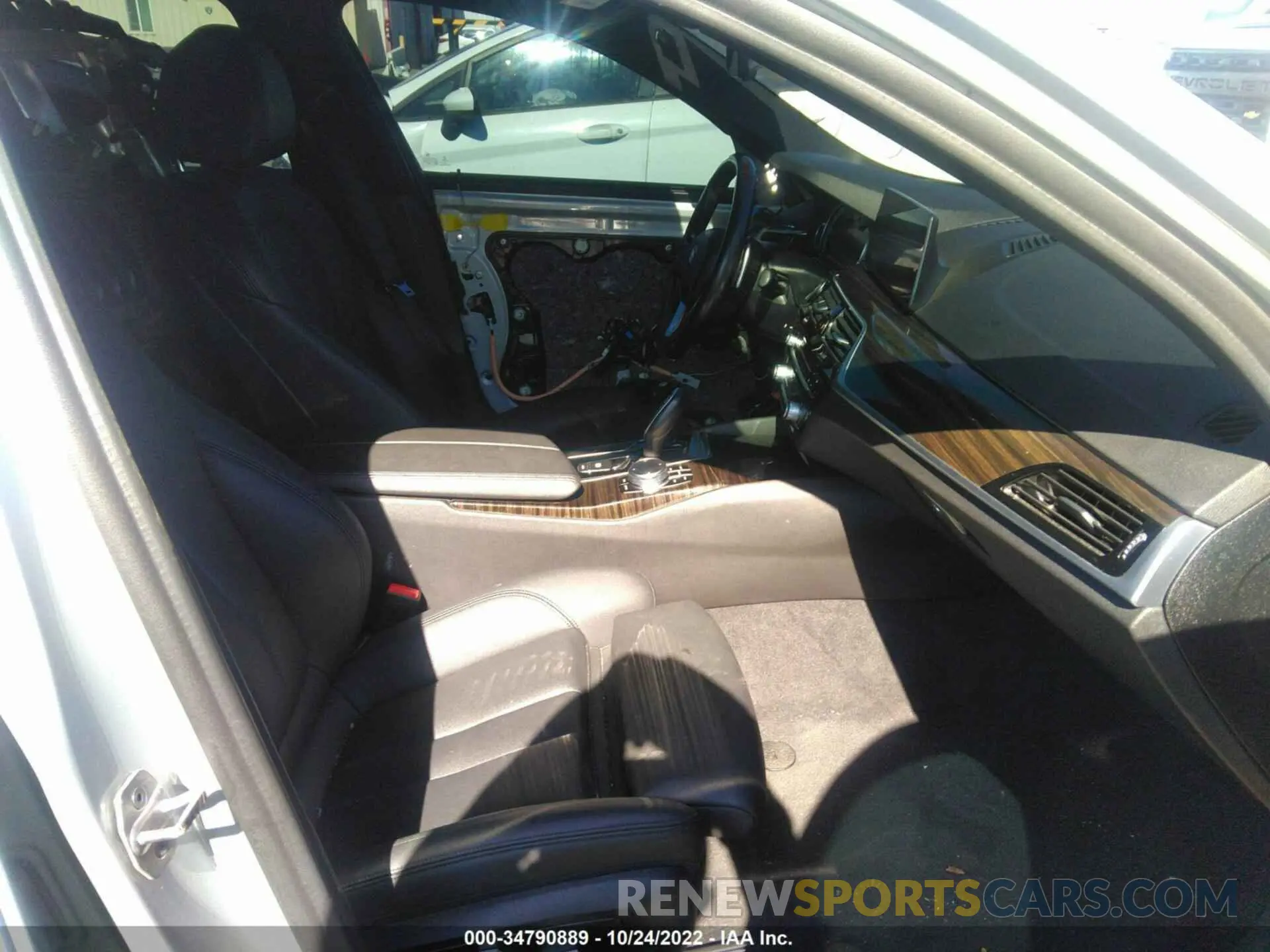 5 Photograph of a damaged car WBAJA5C50KWW18504 BMW 5 SERIES 2019
