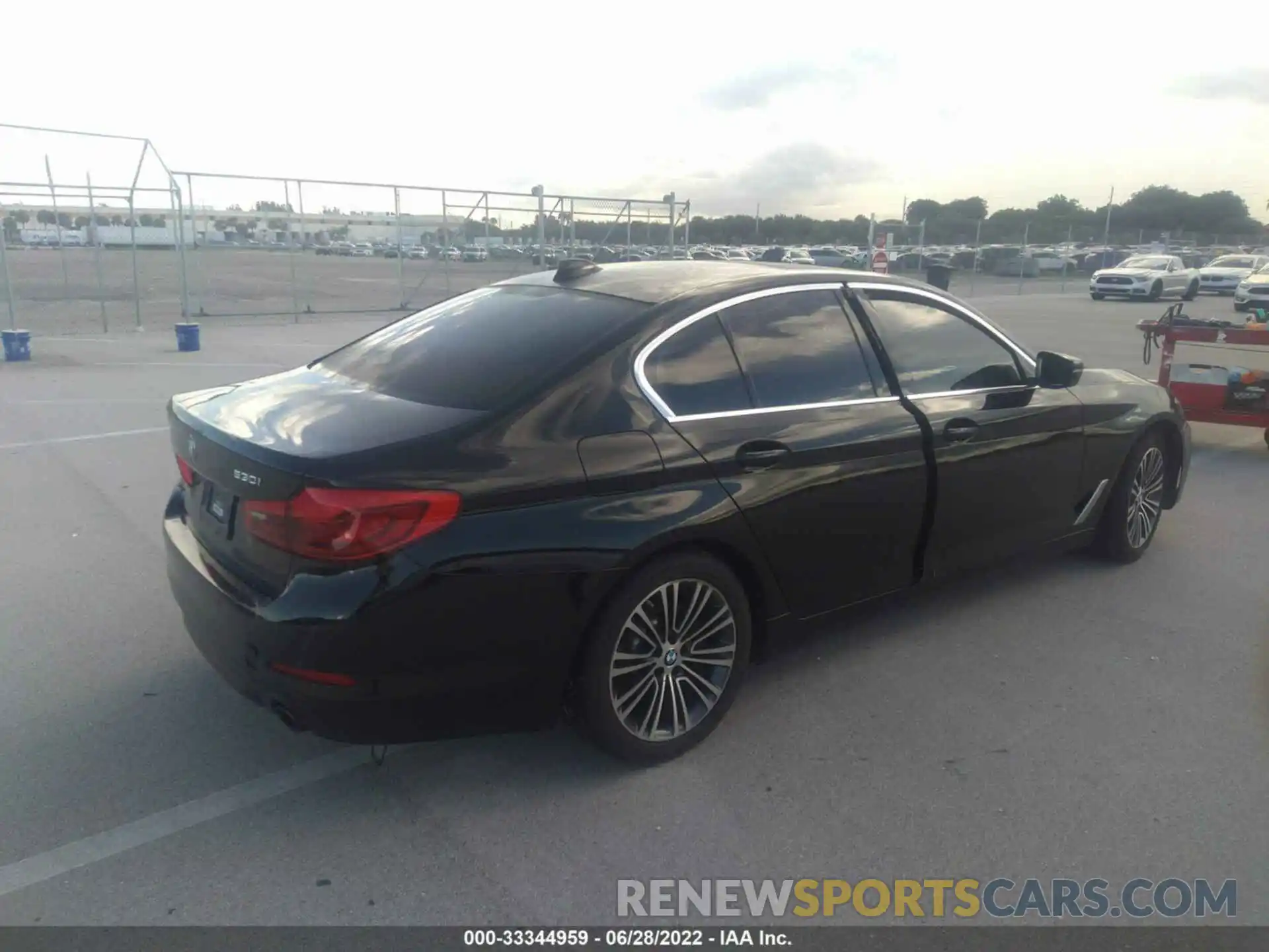 4 Photograph of a damaged car WBAJA5C53KG900355 BMW 5 SERIES 2019