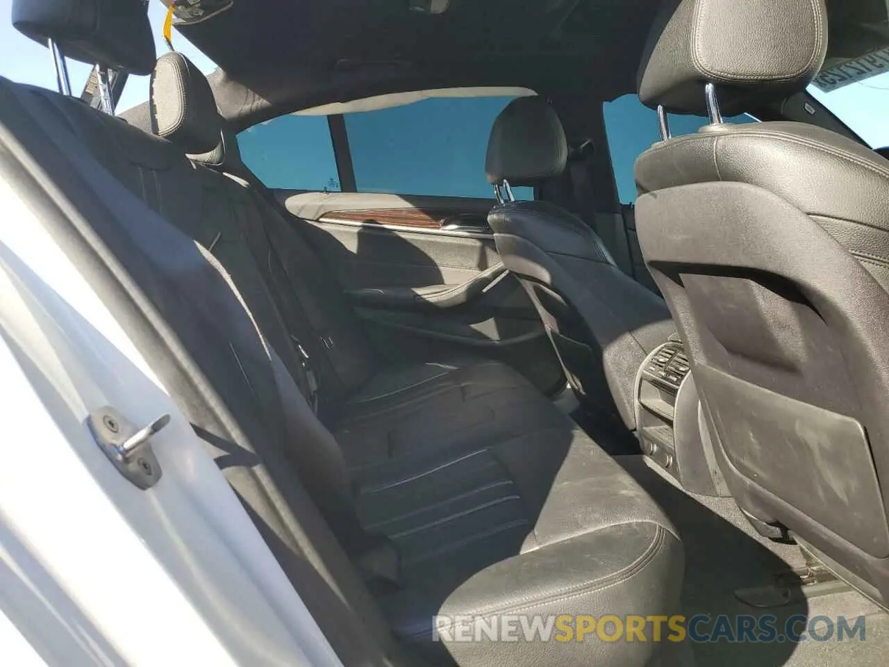 10 Photograph of a damaged car WBAJA5C54KWA57842 BMW 5 SERIES 2019