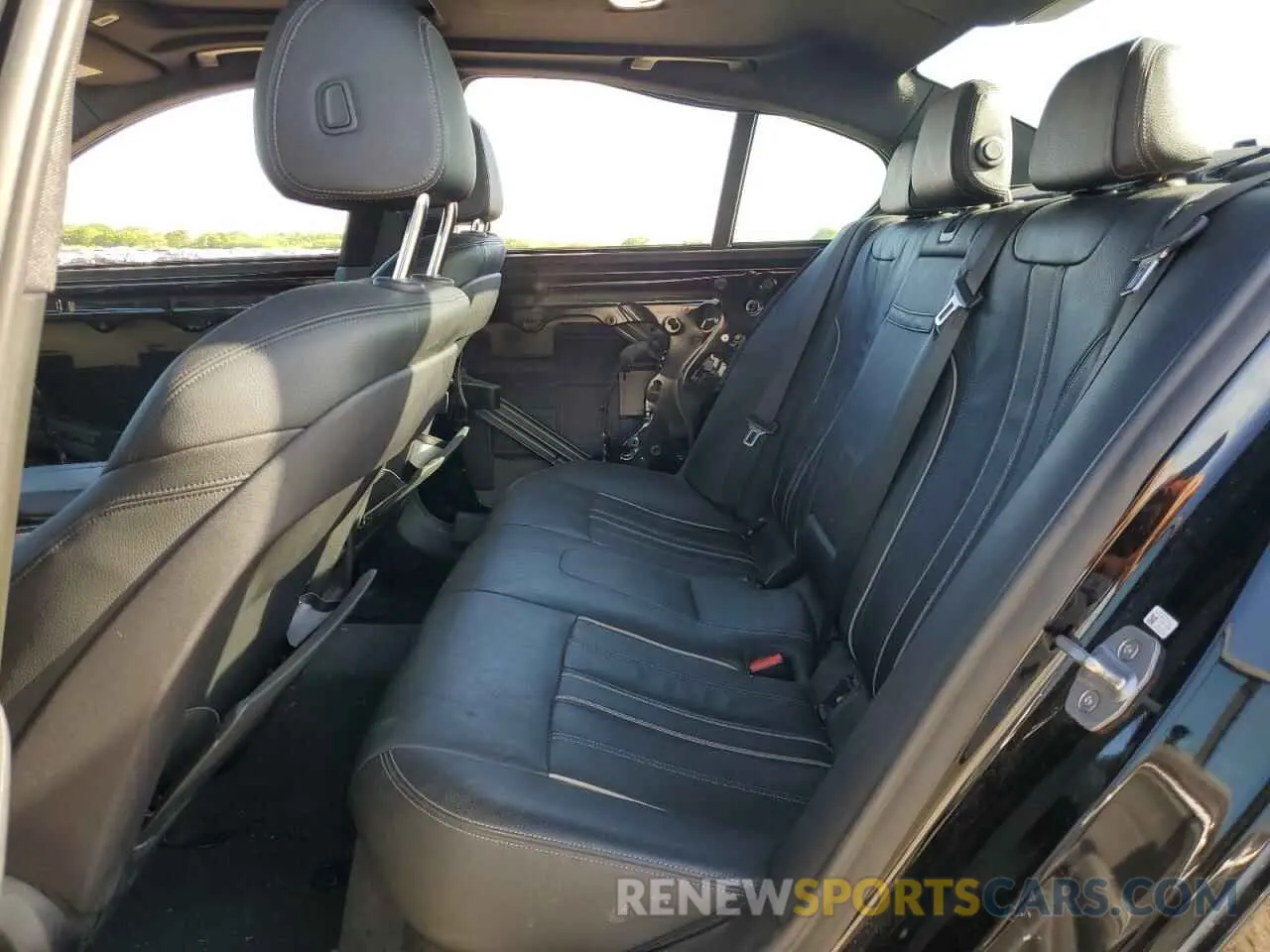 10 Photograph of a damaged car WBAJA5C5XKWW28800 BMW 5 SERIES 2019