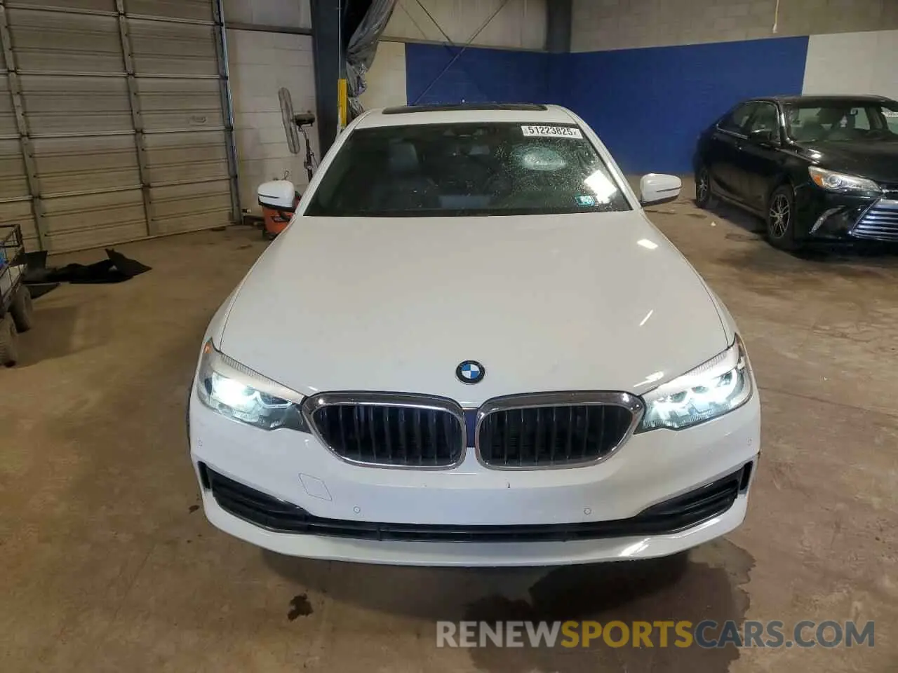 5 Photograph of a damaged car WBAJA7C57KWW32394 BMW 5 SERIES 2019