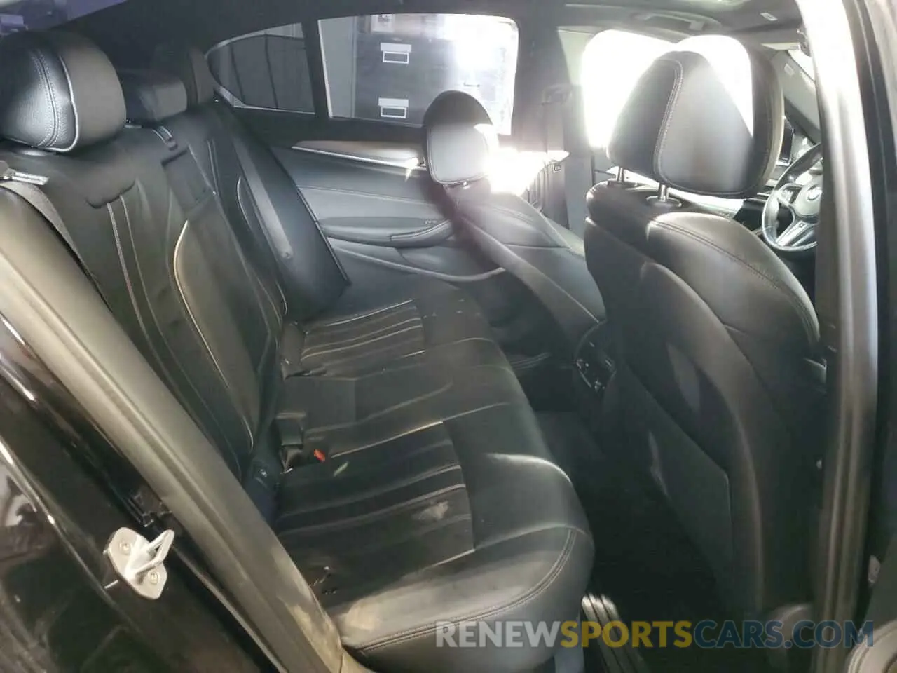 10 Photograph of a damaged car WBAJA7C58KWW22666 BMW 5 SERIES 2019