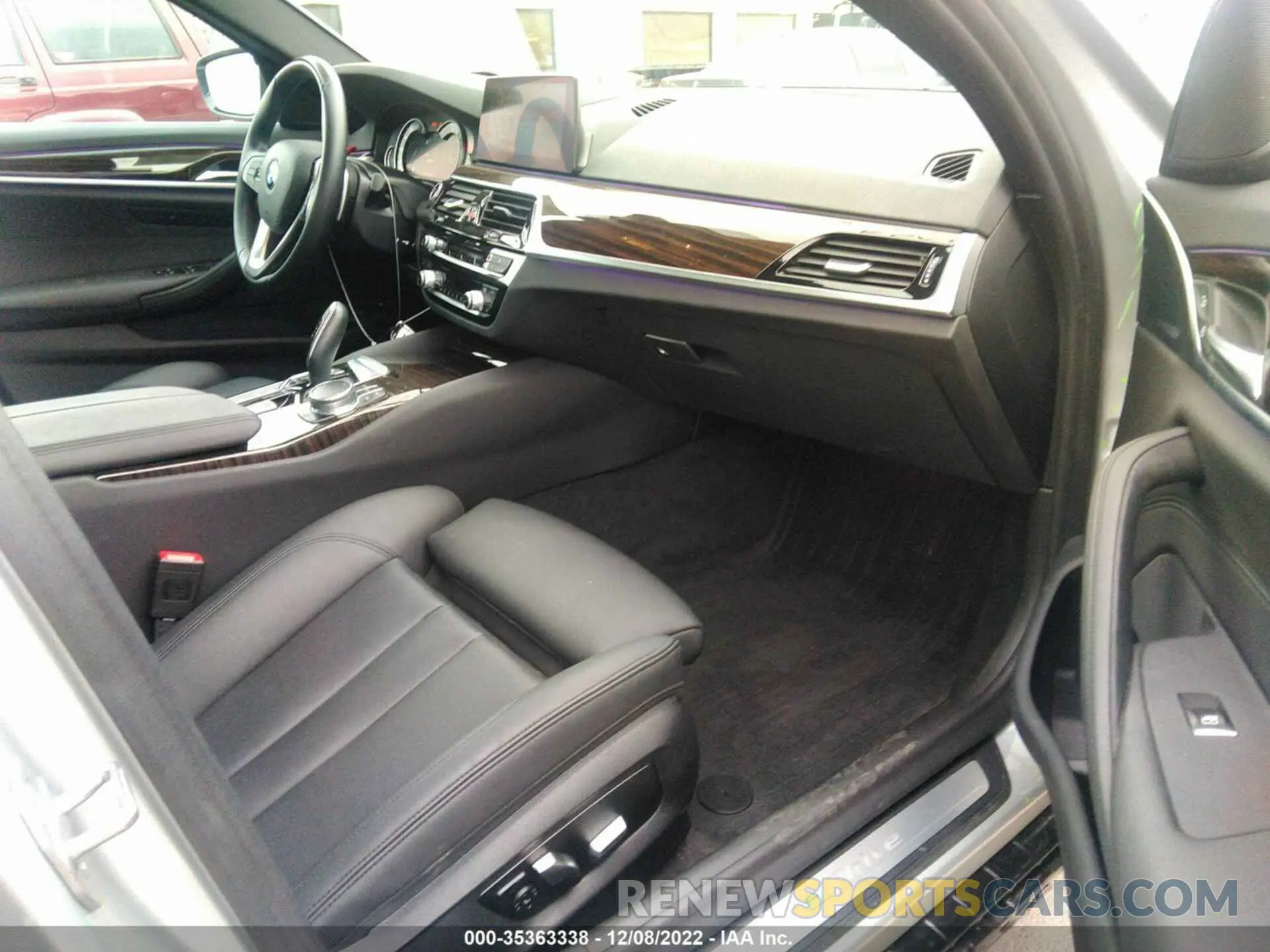 5 Photograph of a damaged car WBAJA9C52KB398667 BMW 5 SERIES 2019
