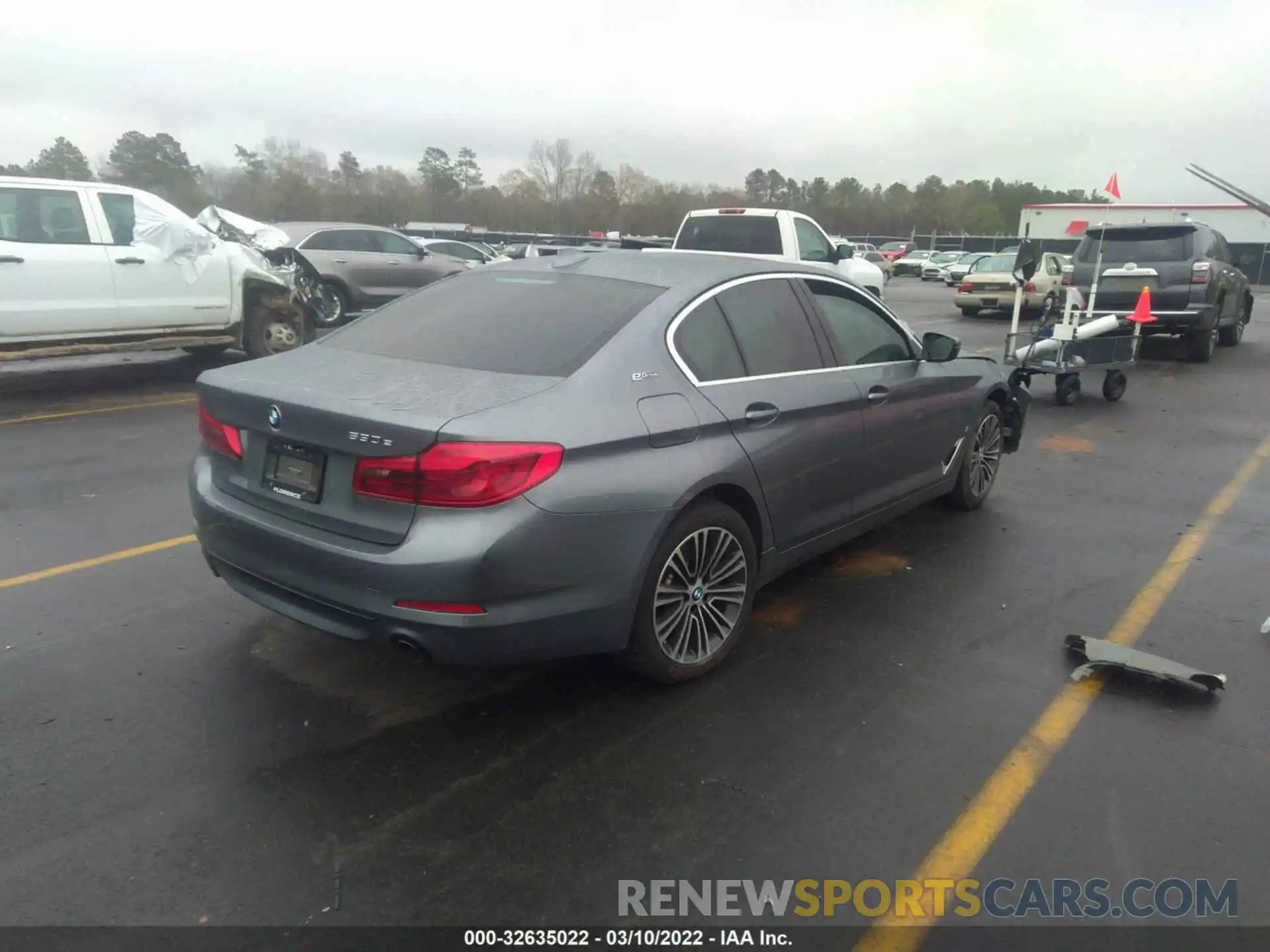 4 Photograph of a damaged car WBAJA9C56KB388515 BMW 5 SERIES 2019