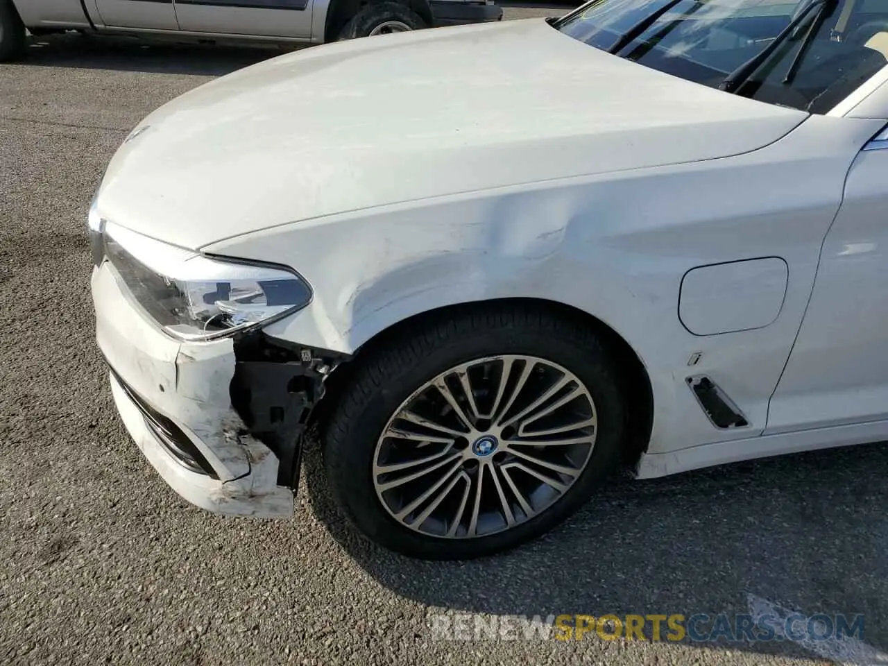 9 Photograph of a damaged car WBAJA9C5XKB388260 BMW 5 SERIES 2019