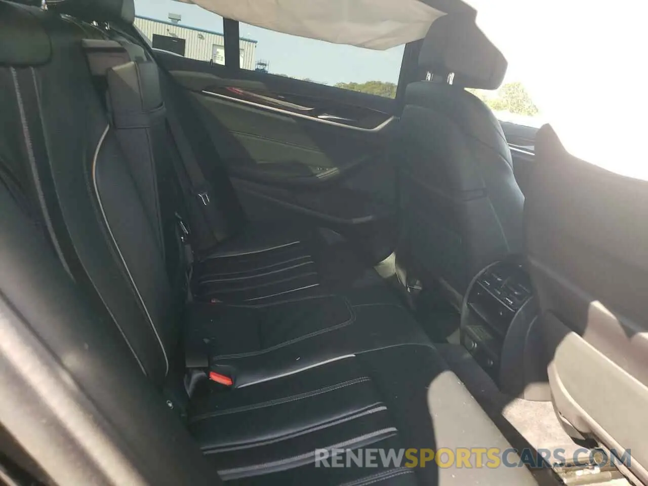 10 Photograph of a damaged car WBAJB1C5XKB376818 BMW 5 SERIES 2019