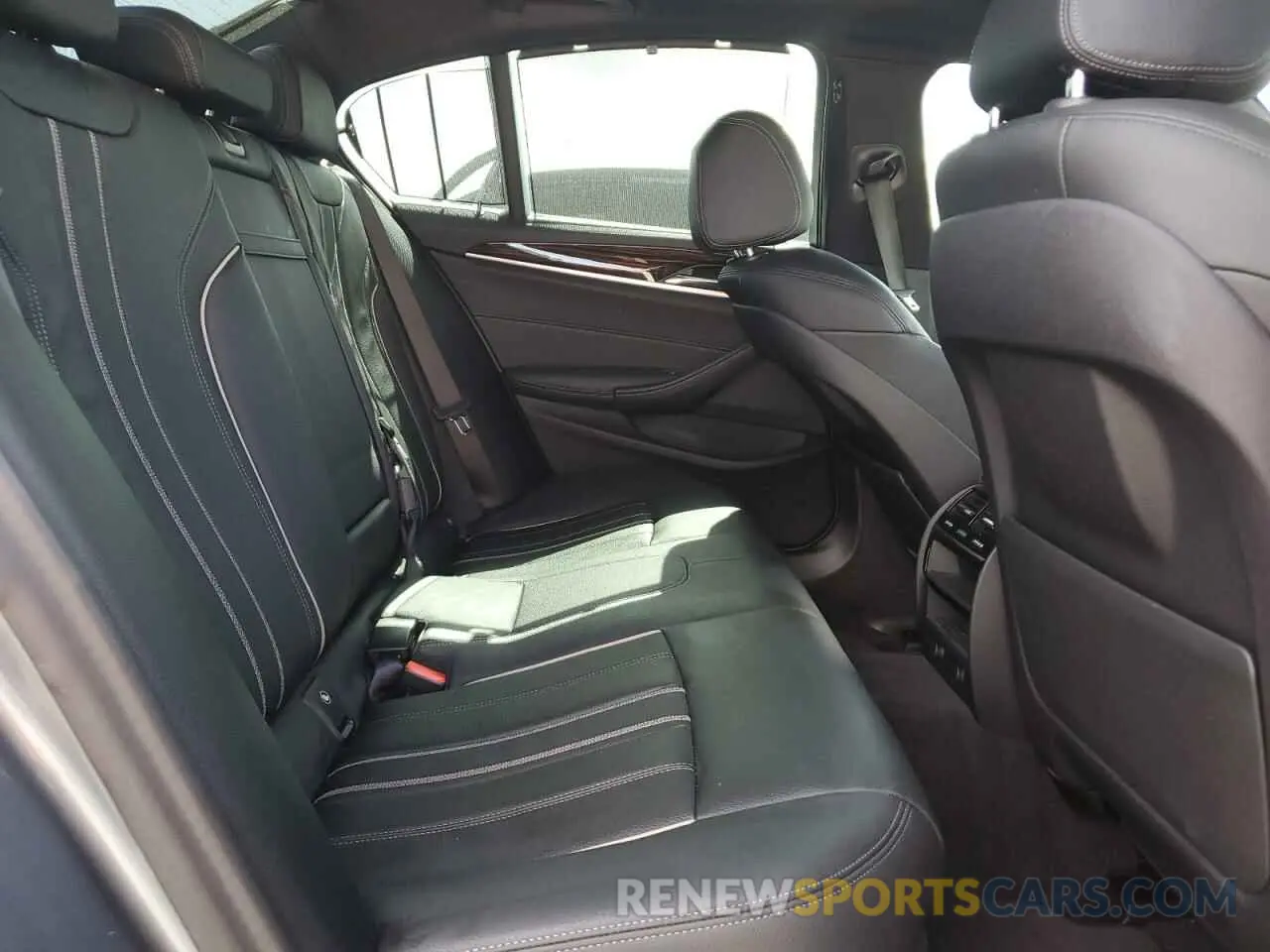 10 Photograph of a damaged car WBAJE5C52KWW30934 BMW 5 SERIES 2019