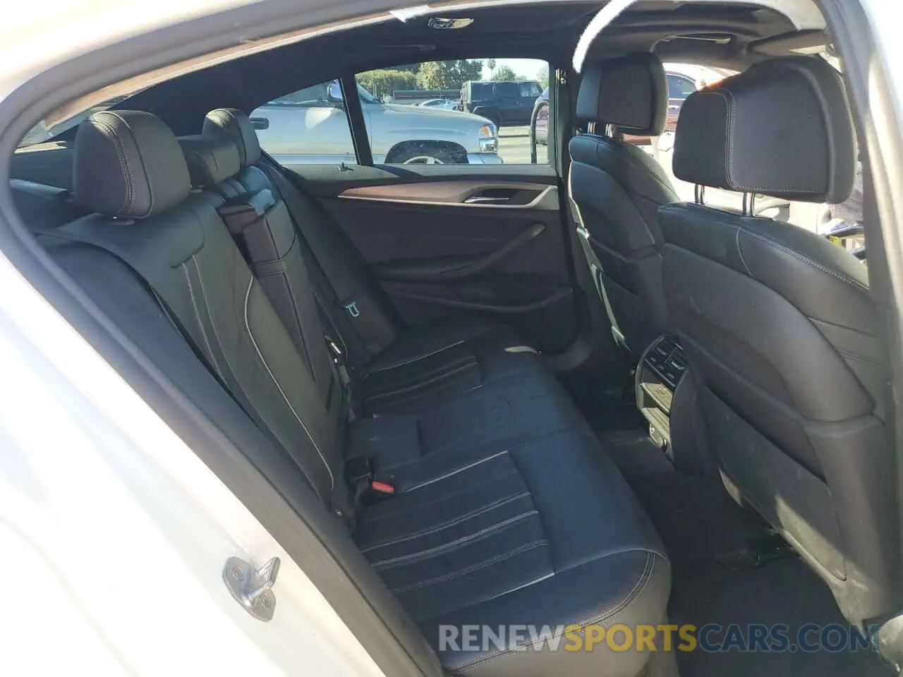 10 Photograph of a damaged car WBAJE5C53KWW43210 BMW 5 SERIES 2019